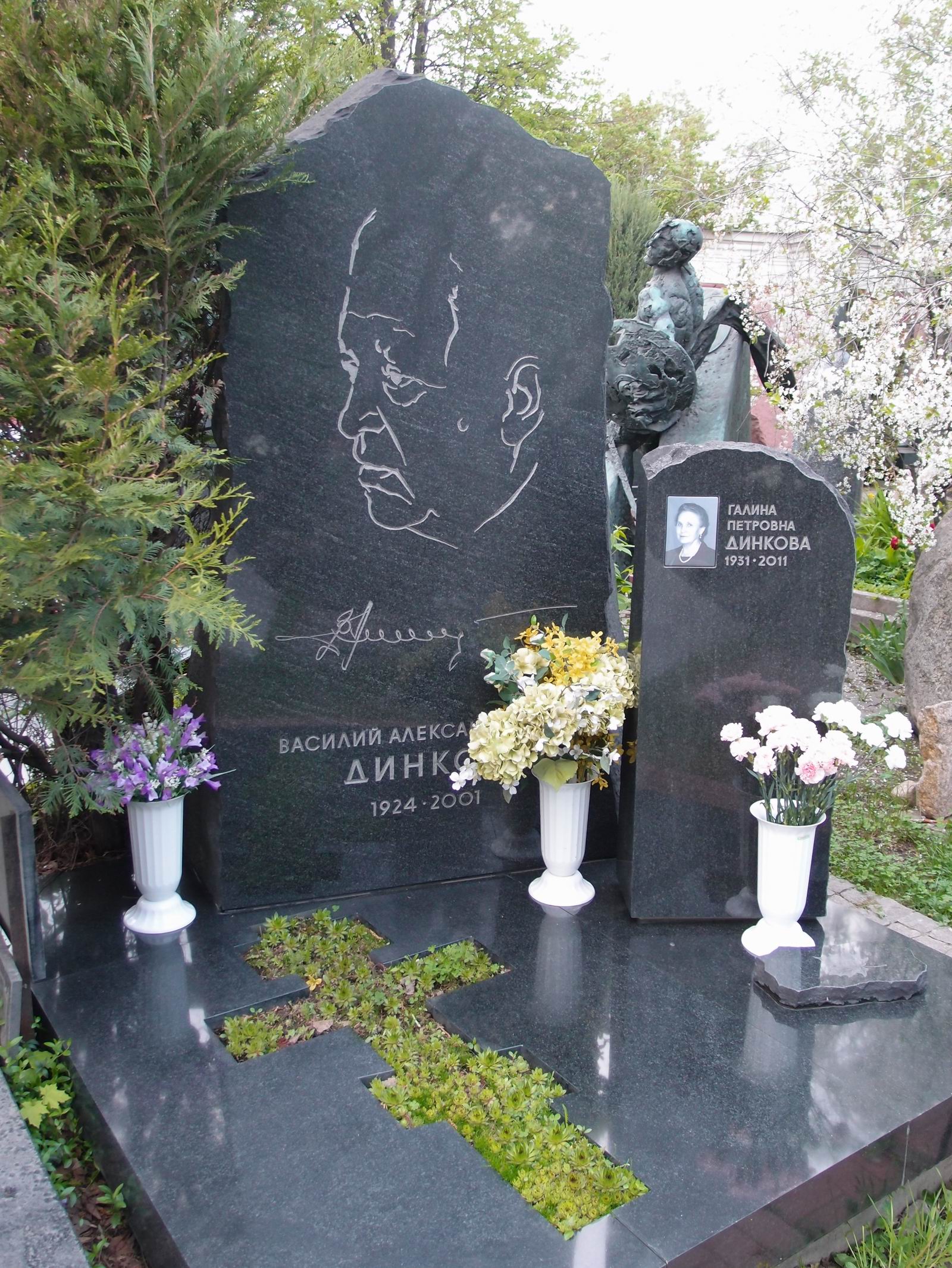 Памятник на могиле Динкова В.А. (1924–2001), на Новодевичьем кладбище (10–7–18).