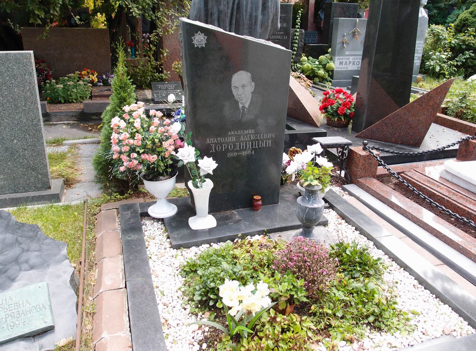 Памятник на могиле Дородницына А.А. (1910–1994), художник-гравёр В.Поляков, по эскизу В.Дородницыной, на Новодевичьем кладбище (10–8–11).