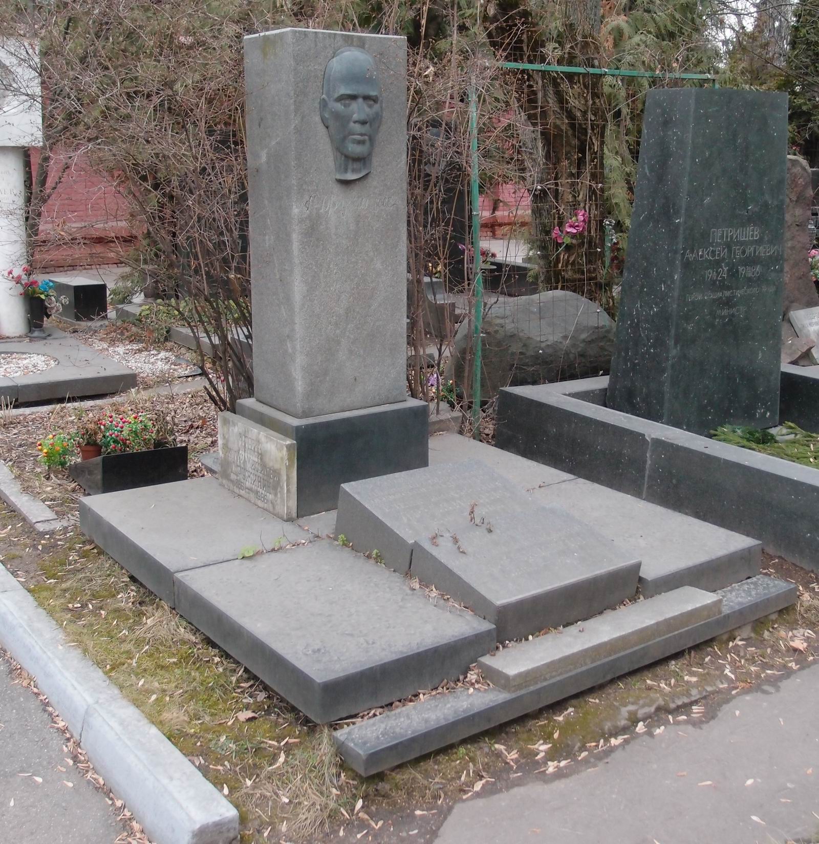 Памятник на могиле Дружинина Н.М. (1886–1996), ск. И.Ягела, арх. А.Тримонис, на Новодевичьем кладбище (10–4–1).
