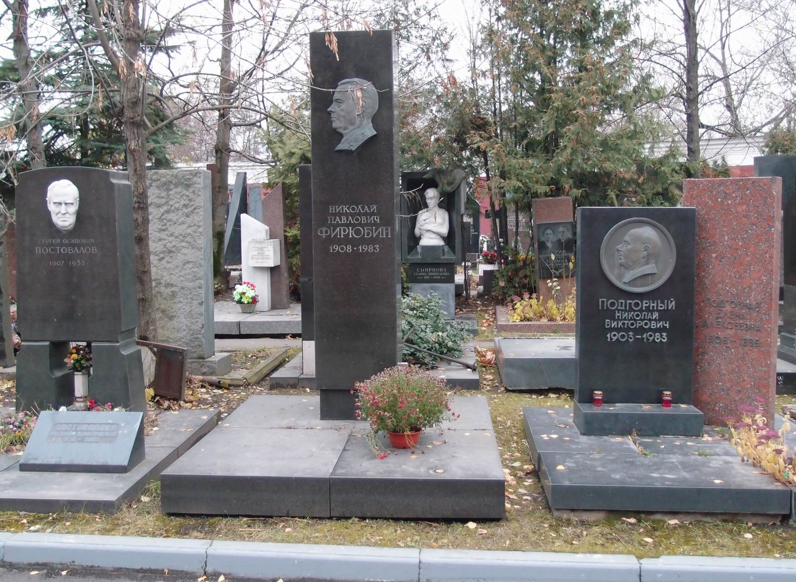 Памятник на могиле Фирюбина Н.П. (1908-1983), ск. З.Церетели, худ. К.Гоголева, на Новодевичьем кладбище (10-1-11).