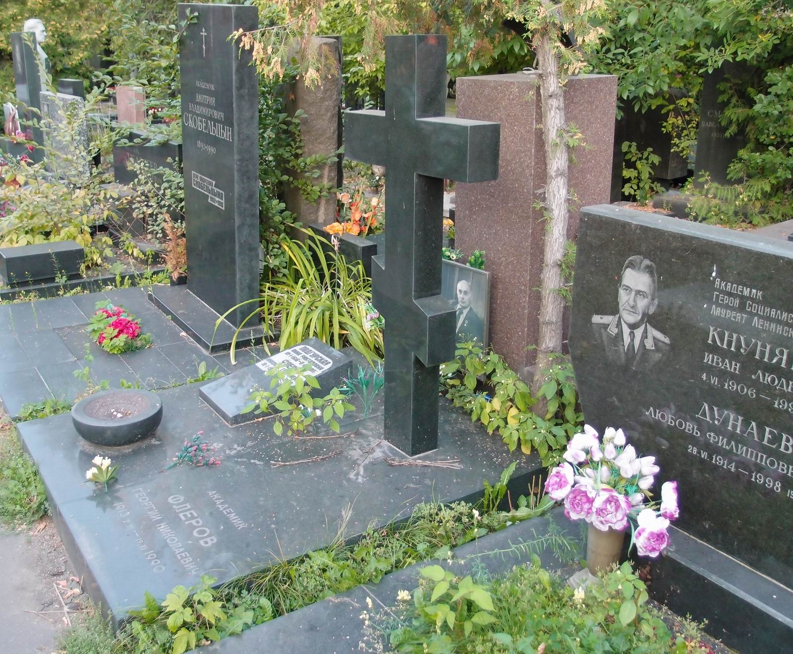 Памятник на могиле Флёрова Г.Н. (1913–1990), на Новодевичьем кладбище (10–6–10).