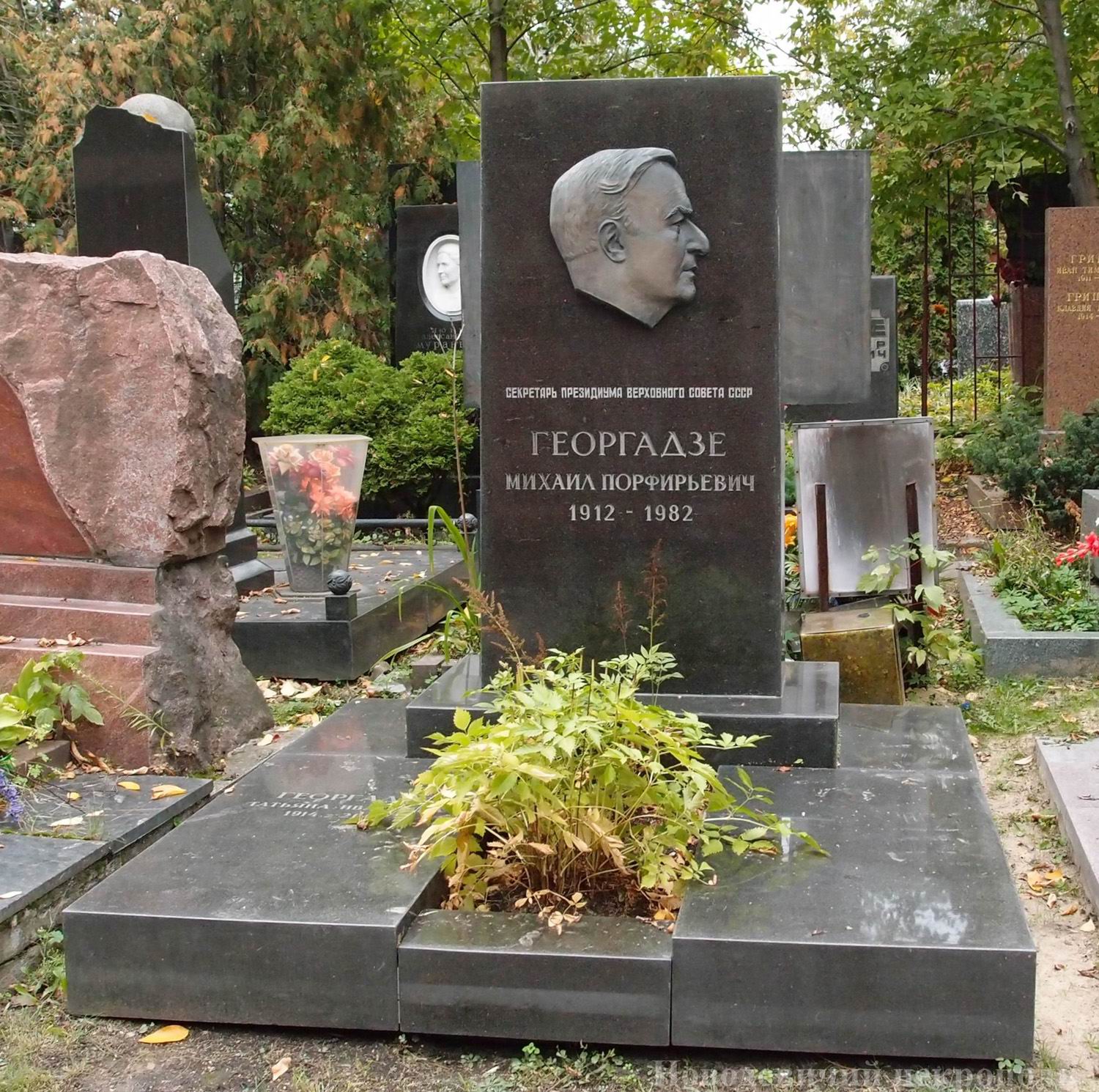 Памятник на могиле Георгадзе М.П. (1912–1982), ск. О.Комов, арх. Ю.Тихонов, на Новодевичьем кладбище (10–1–8).