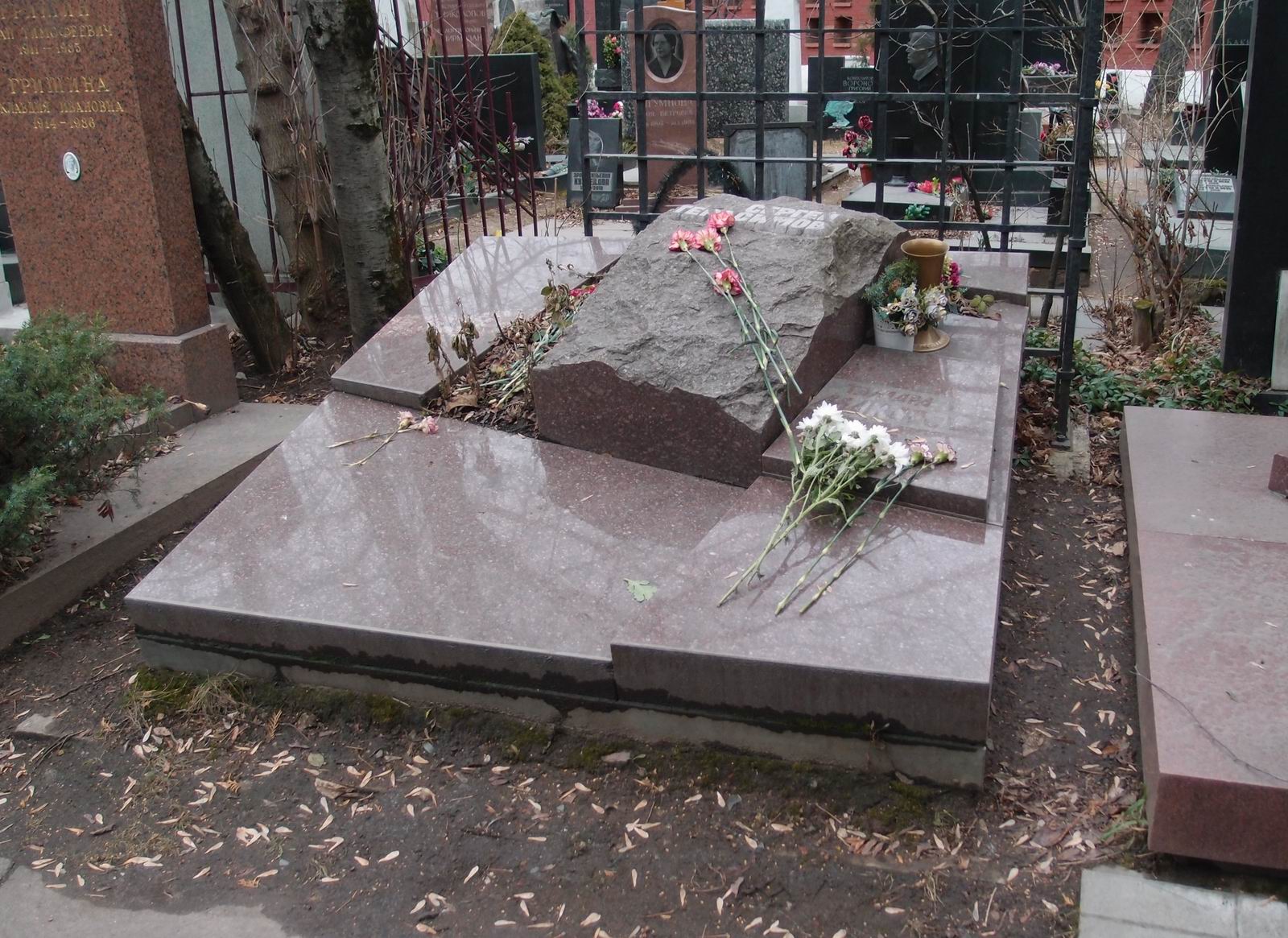 Памятник на могиле Герасимова С.А. (1906-1985), ск. Л.Бренер, арх. И.Цветкова, на Новодевичьем кладбище (10-3-6).