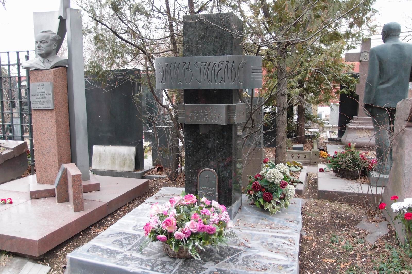 Памятник на могиле Гилельса Э.Г. (1916–1985), арх. В.Егерев, на Новодевичьем кладбище (10–3–4).