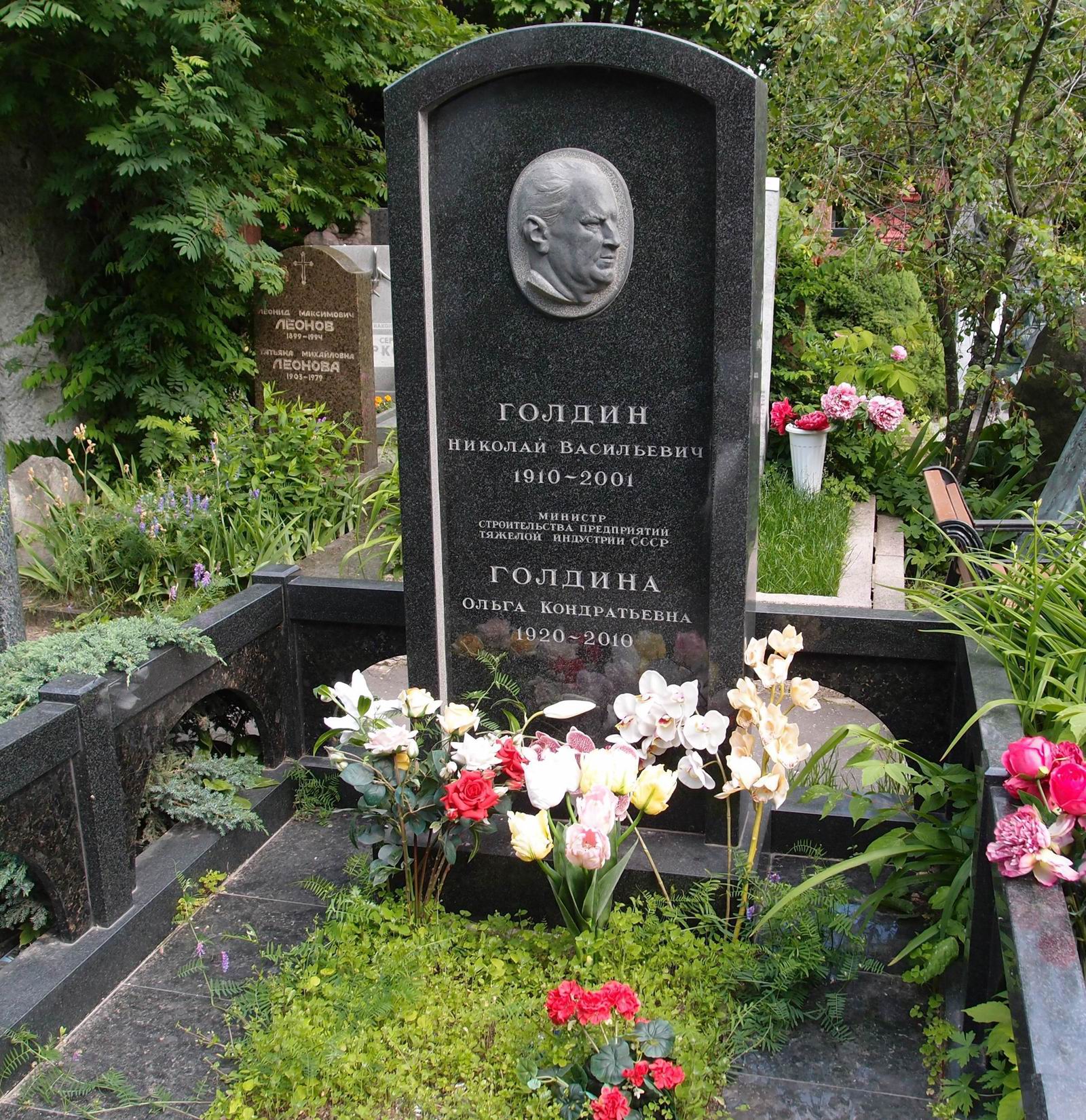 Памятник на могиле Голдина Н.В. (1910–2001), на Новодевичьем кладбище (10–9–10).