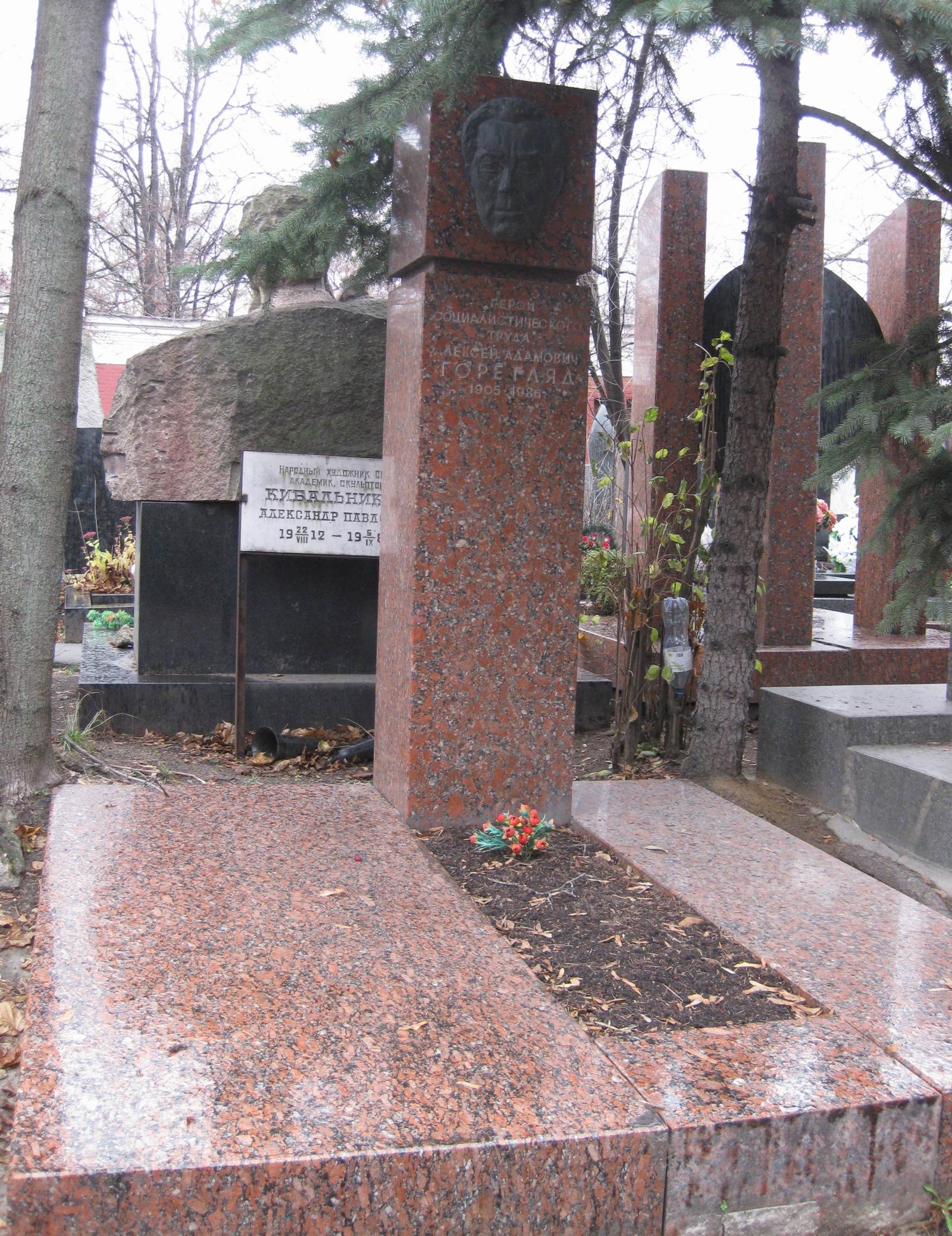 Памятник на могиле Горегляда А.А. (1905–1986), ск. Е.Преображенская, арх. А.Великанов, на Новодевичьем кладбище (10–3–14).