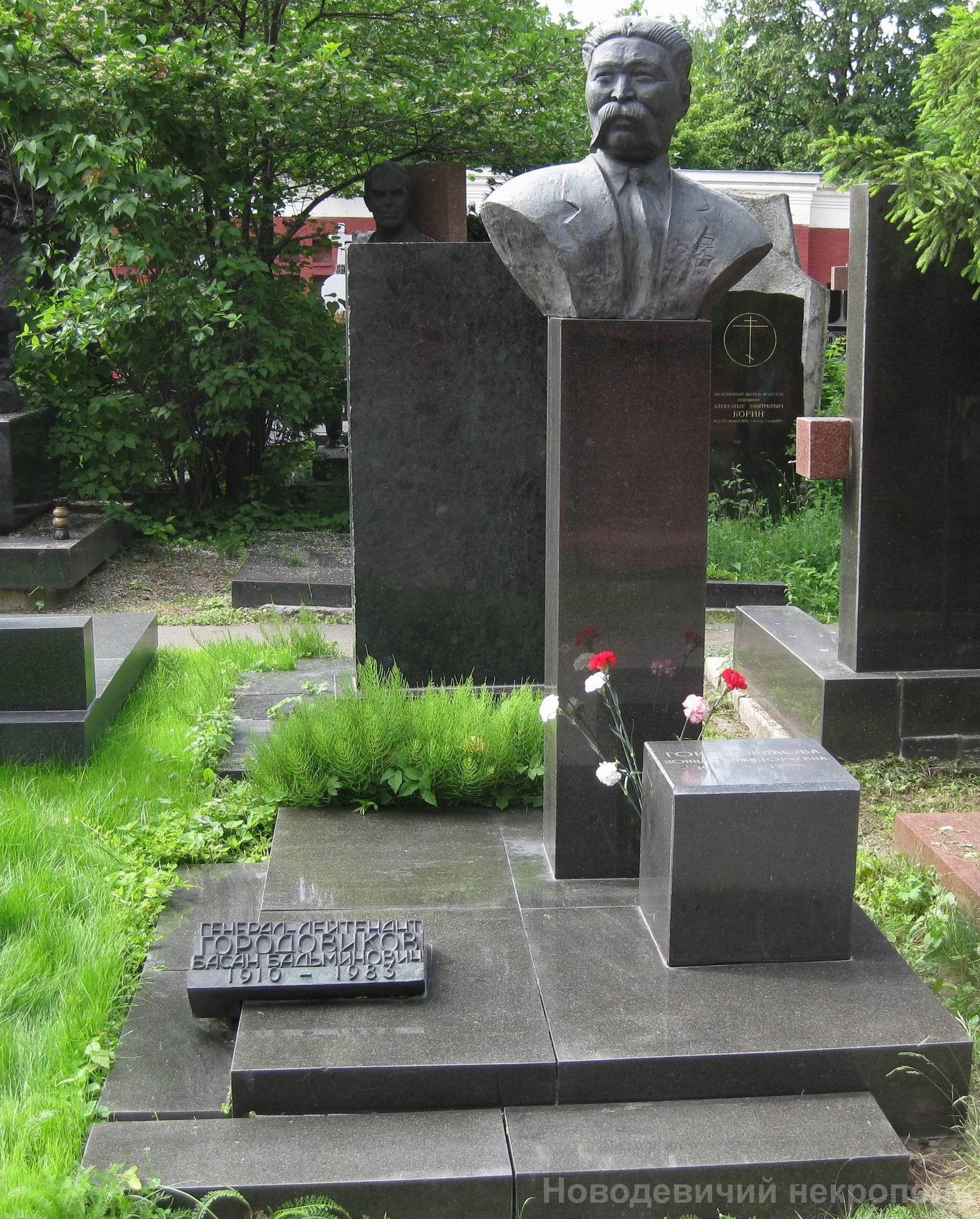 Памятник на могиле Городовикова Б.Б. (1910-1983), ск. Г.Франгулян, арх. М.Пюрвеев, на Новодевичьем кладбище (10-1-19).