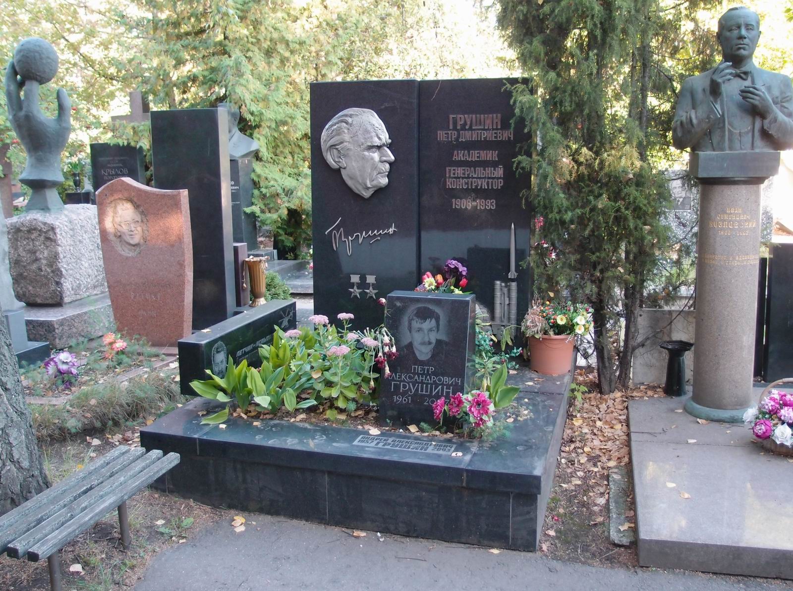 Памятник на могиле Грушина П.Д. (1906-1993), на Новодевичьем кладбище (10-8-4).