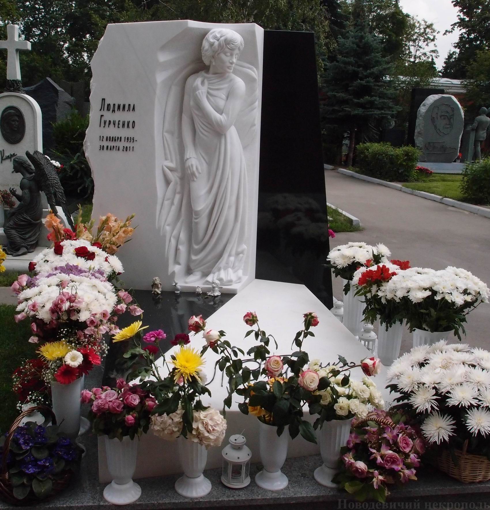 Памятник на могиле Гурченко Л.М. (1935–2011), ск. Ю.Хоровский, Ю.Шабельников, на Новодевичьем кладбище (10–10–8).