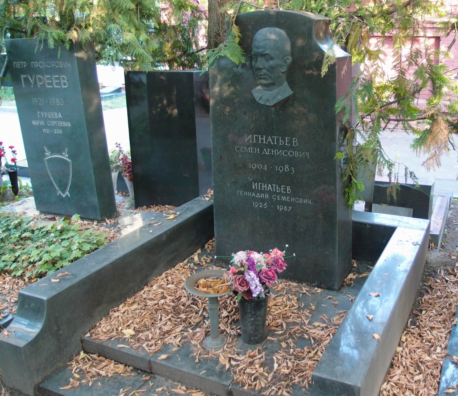 Памятник на могиле Игнатьева С.Д. (1904–1983), ск. Н.Полищук, арх. Ю.Соколов, на Новодевичьем кладбище (10–2–3).