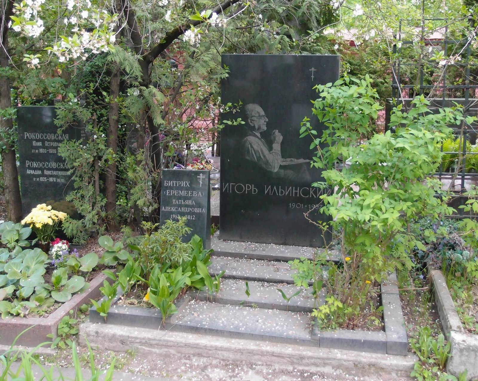 Памятник на могиле Ильинского И.В. (1901–1987), художник-гравёр В.Пинский, на Новодевичьем кладбище (10–4–5).