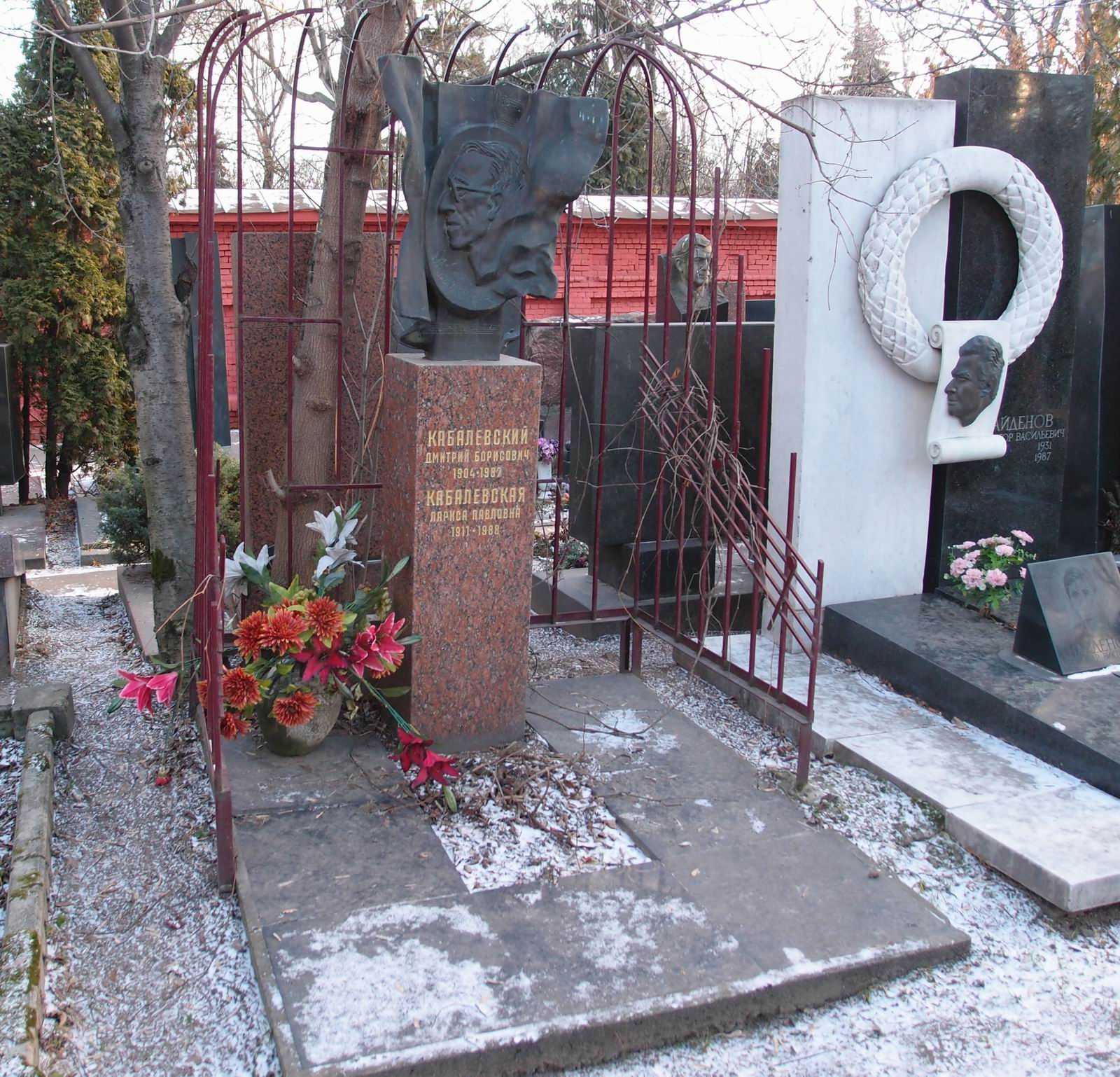 Памятник на могиле Кабалевского Д.Б. (1904-1987), ск. А.Бурганов, на Новодевичьем кладбище (10-4-7).