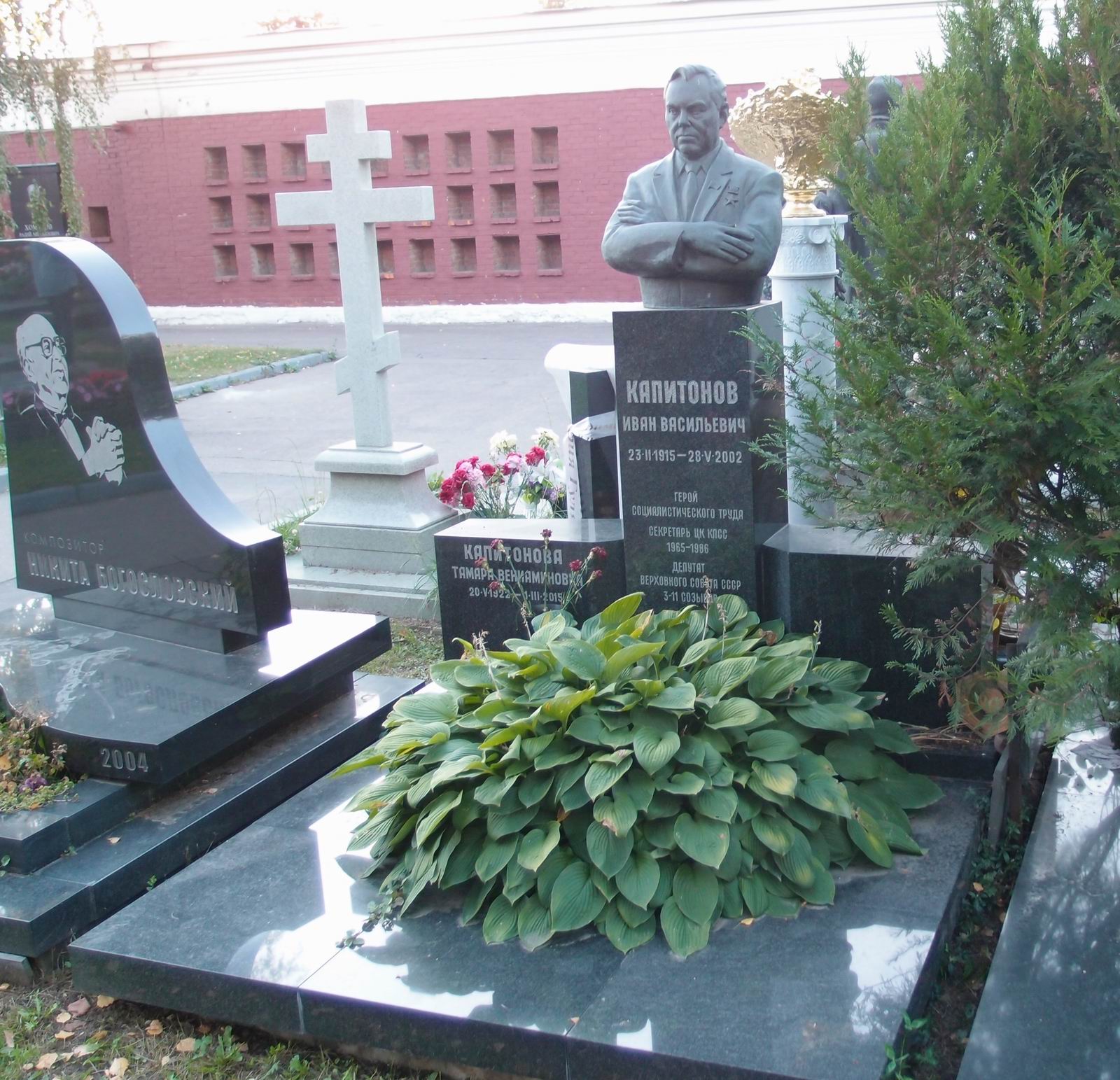 Памятник на могиле Капитонова И.В. (1915–2002), ск. Ф. и В. Согоян, на Новодевичьем кладбище (10–7–19).