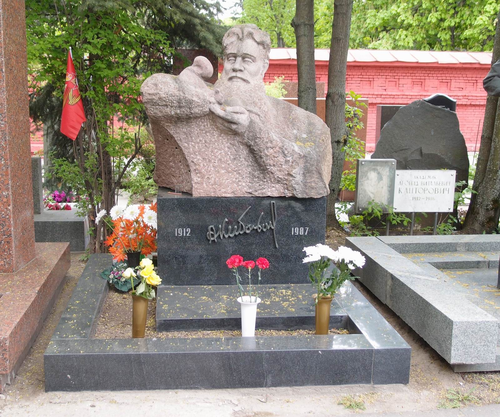 Памятник на могиле Кибальникова А.П. (1912-1987), ск. В.Пелипер, на Новодевичьем кладбище (10-4-14).
