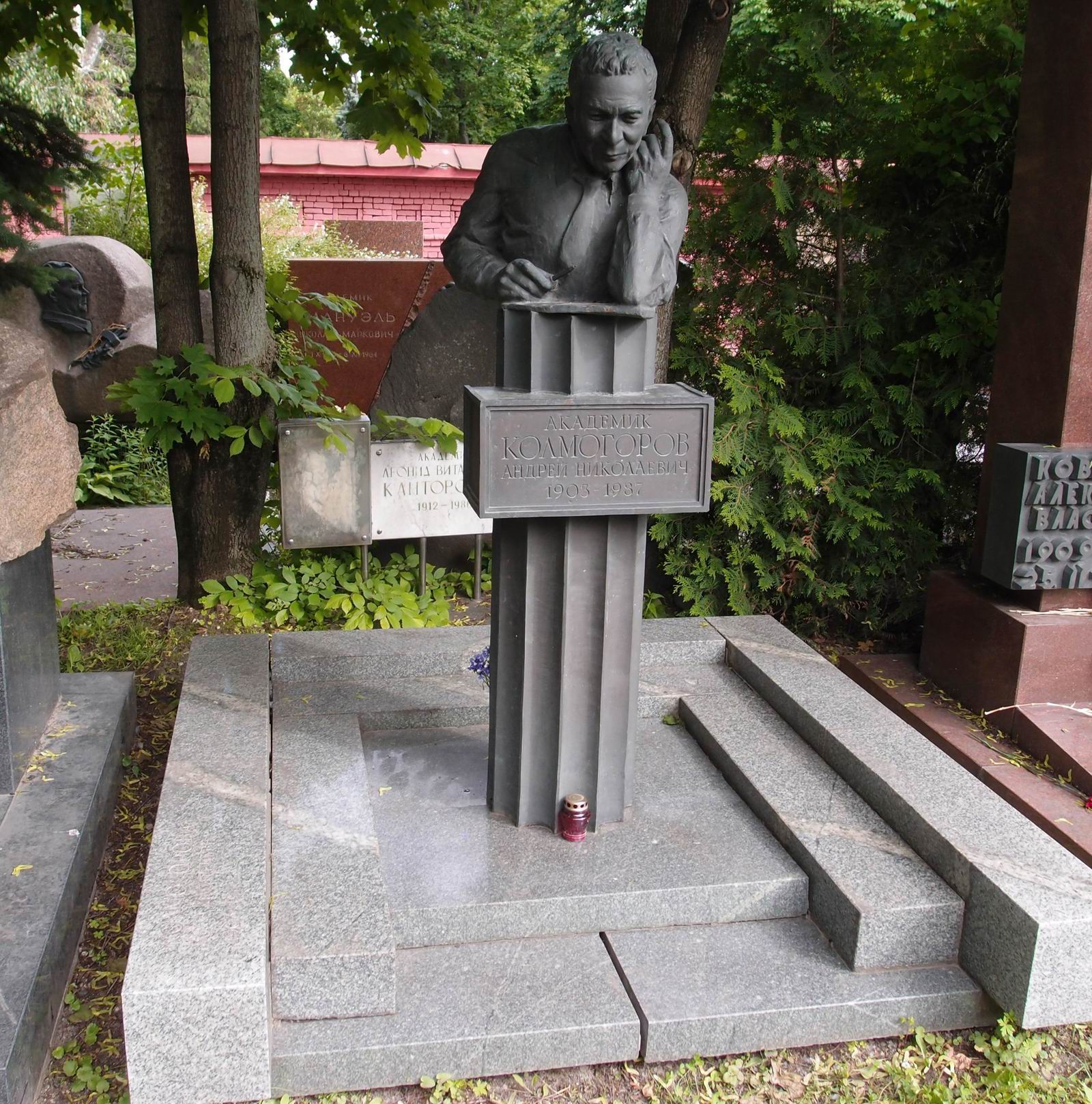 Памятник на могиле Колмогорова А.Н. (1903–1987), ск. Д.Народницкий, арх. Ю.Вознесенский, на Новодевичьем кладбище (10–4–15).