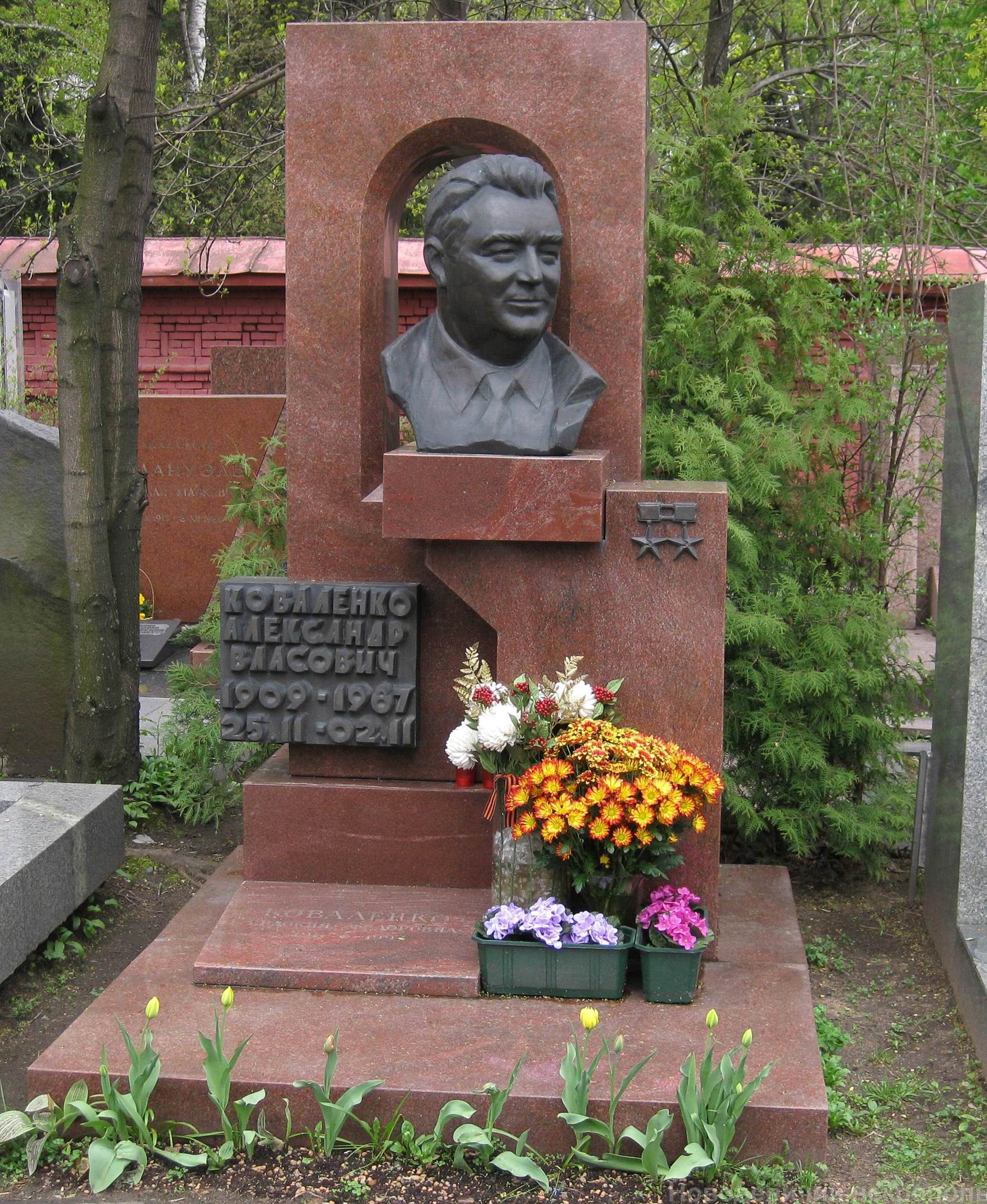 Памятник на могиле Коваленко А.В. (1909–1987), худ.-арх. А.Пивоваров, на Новодевичьем кладбище (10–4–16).