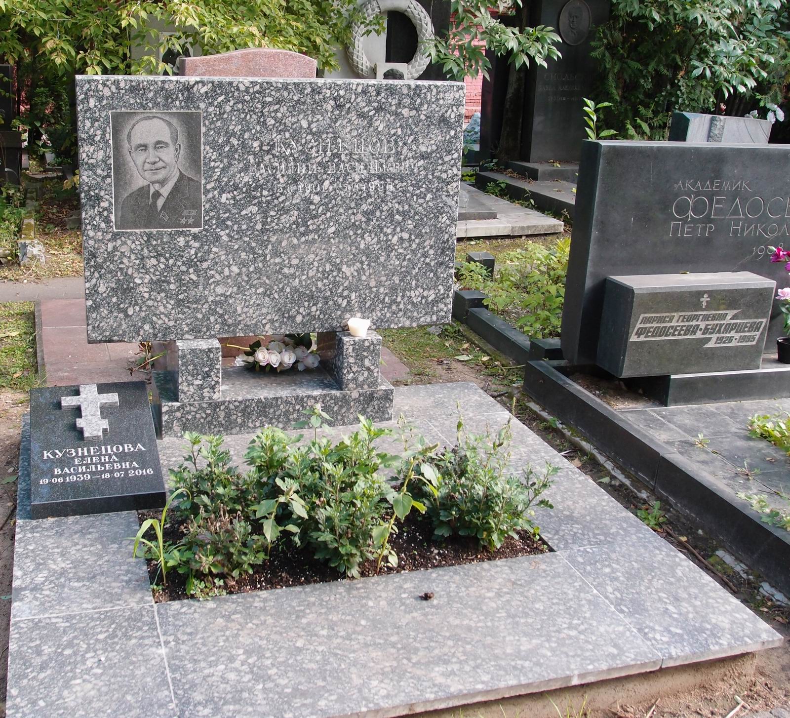 Памятник на могиле Кузнецова В.В. (1901-1990), на Новодевичьем кладбище (10-6-7).