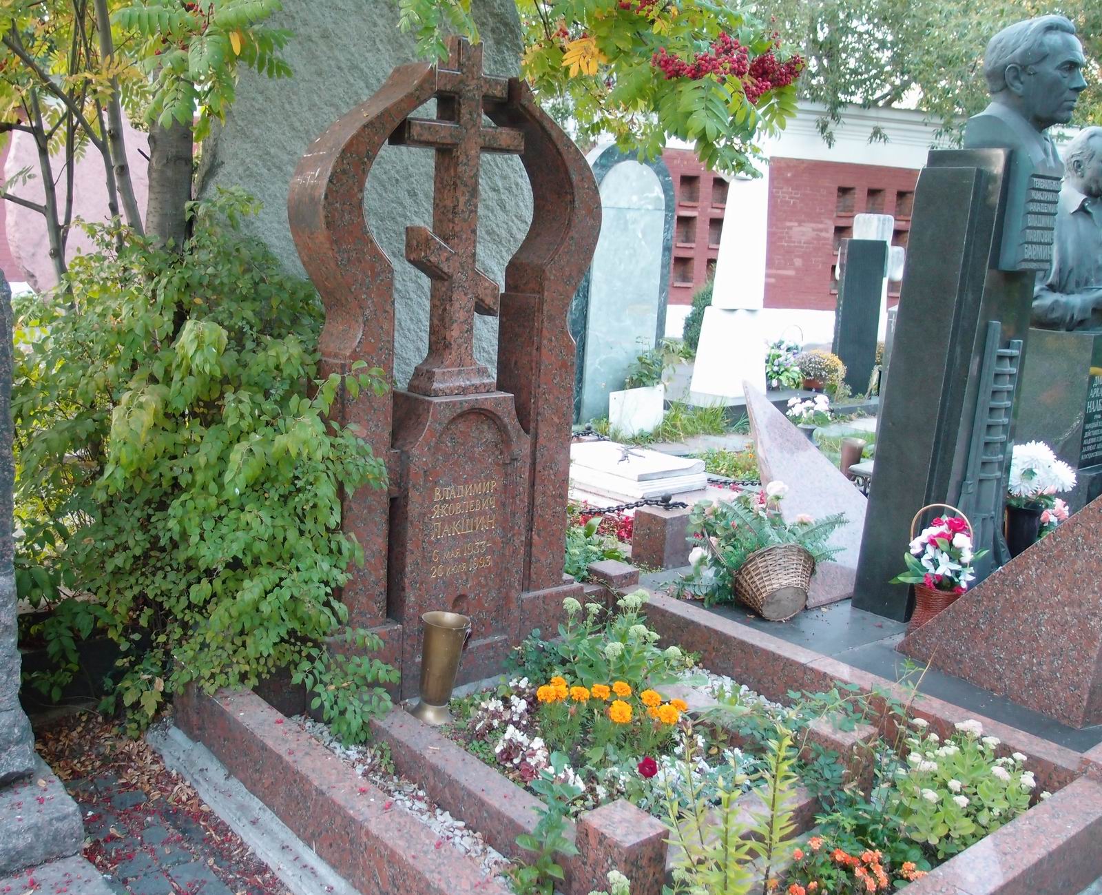 Памятник на могиле Лакшина В.Я. (1933–1993), на Новодевичьем кладбище (10–7–14).