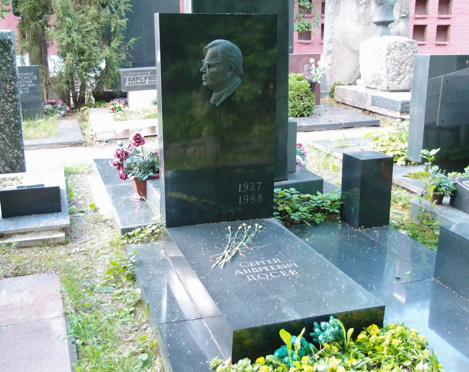 Памятник на могиле Лосева С.А. (1927–1988), на Новодевичьем кладбище (10–5–6).