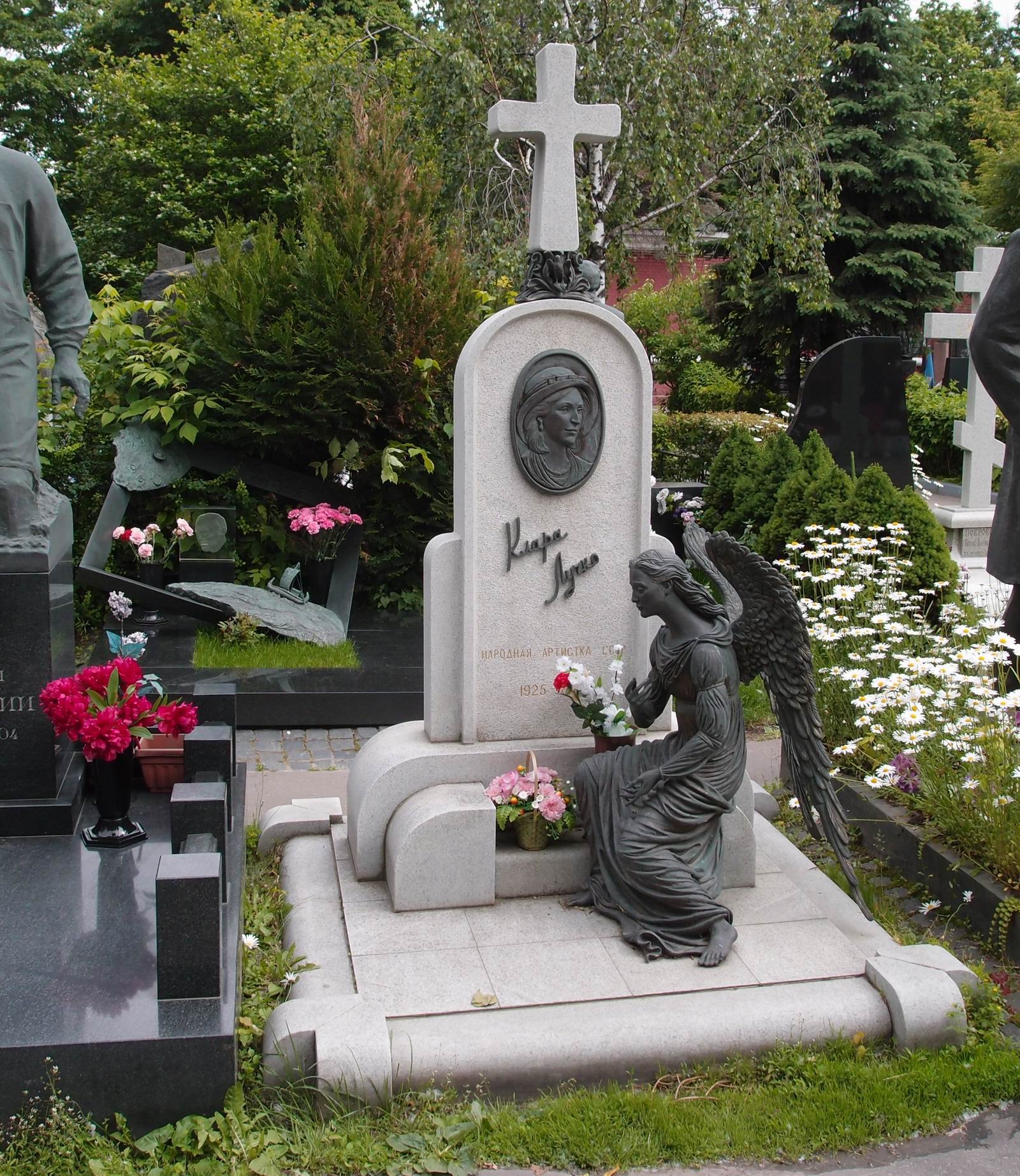 Памятник на могиле Лучко К.С. (1925-2005), ск. Д.Успенская, В.Шанов, на Новодевичьем кладбище (10-9-13). Нажмите левую кнопку мыши чтобы увидеть фрагмент памятника.