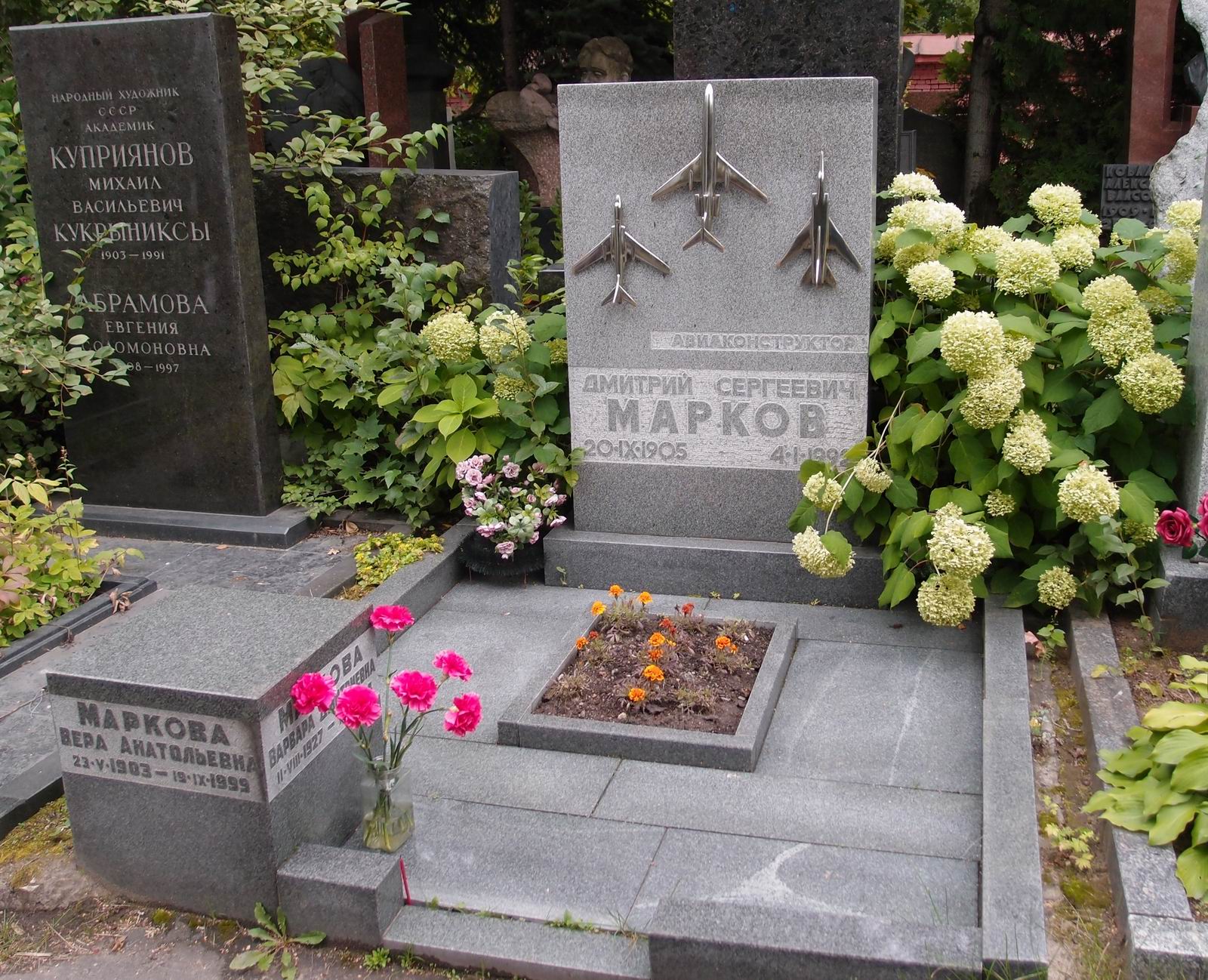 Памятник на могиле Маркова Д.С. (1905–1992), ск. В.К.Фетисов, на Новодевичьем кладбище (10–6–15).