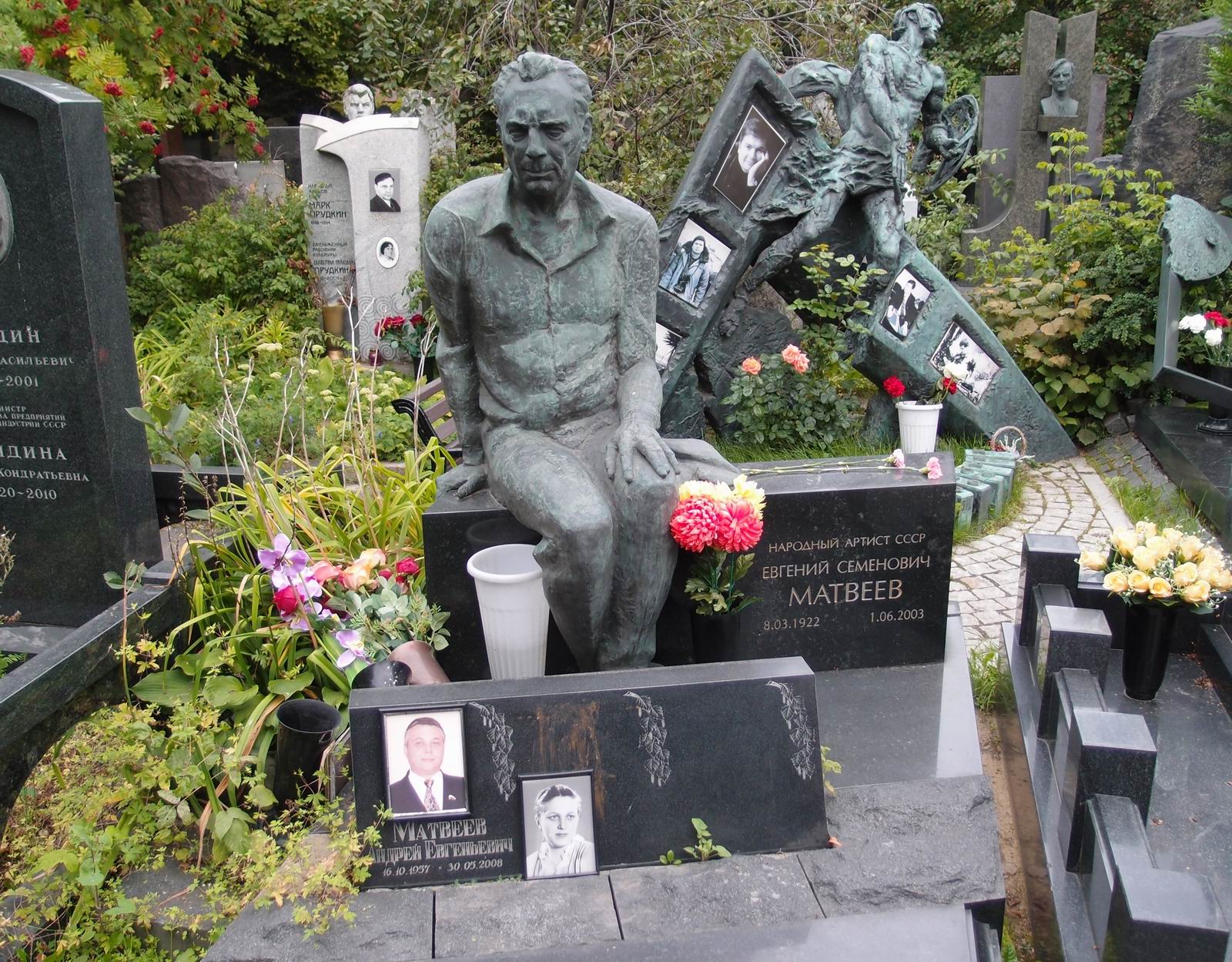 Памятник на могиле Матвеева Е.С. (1922–2003), ск. А.Мурзин, арх. Г.Пейчев, на Новодевичьем кладбище (10–9–11).