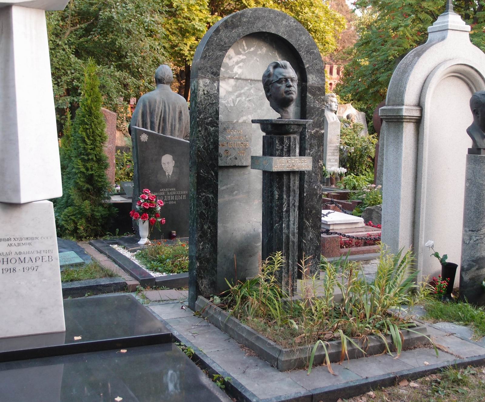 Памятник на могиле Мелентьева Ю.С. (1932–1997), ск. А.Бичуков, арх. Н.Комова, на Новодевичьем кладбище (10–9–6).