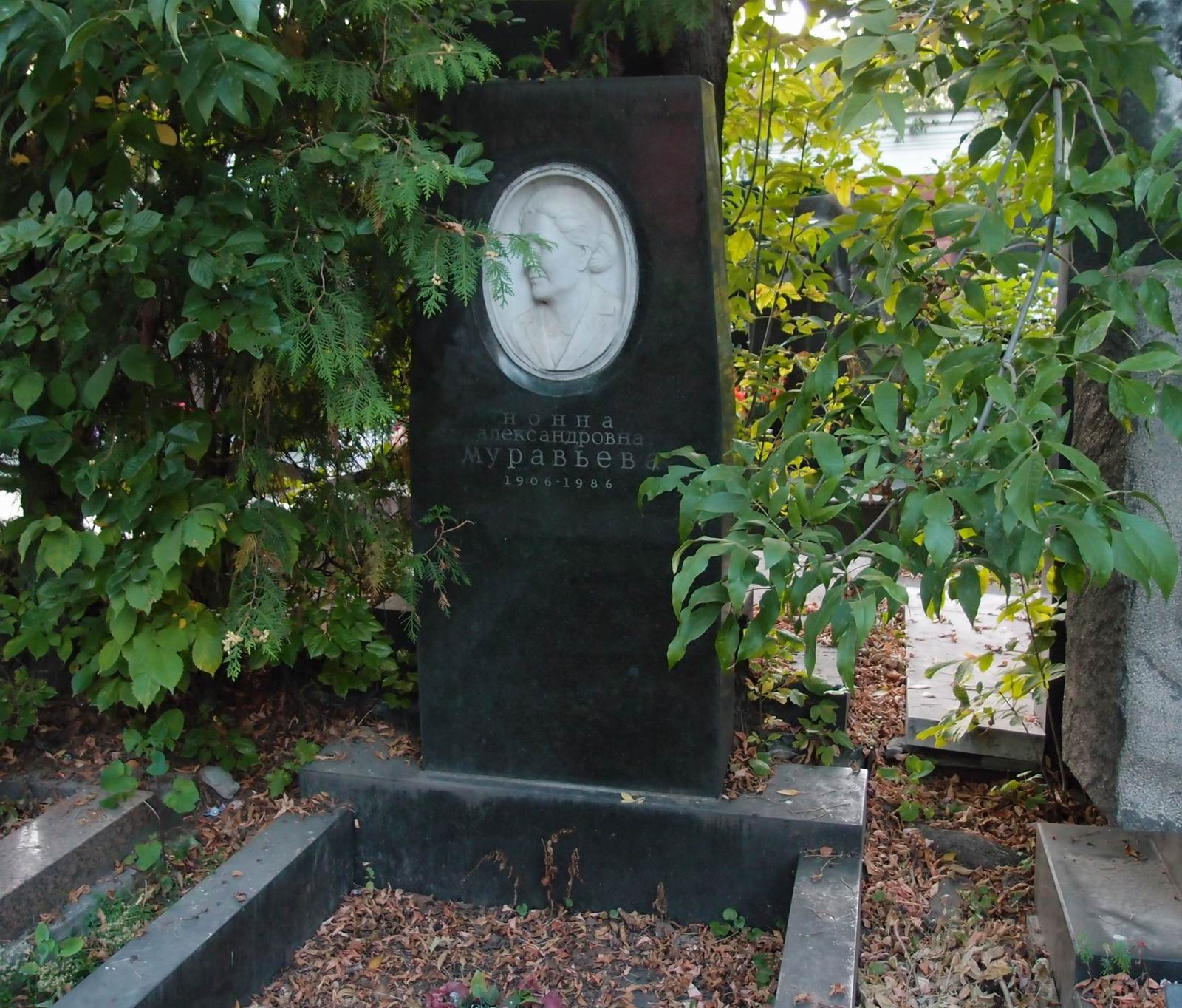 Памятник на могиле Муравьёвой Н.А. (1906-1986), на Новодевичьем кладбище (10-3-9).