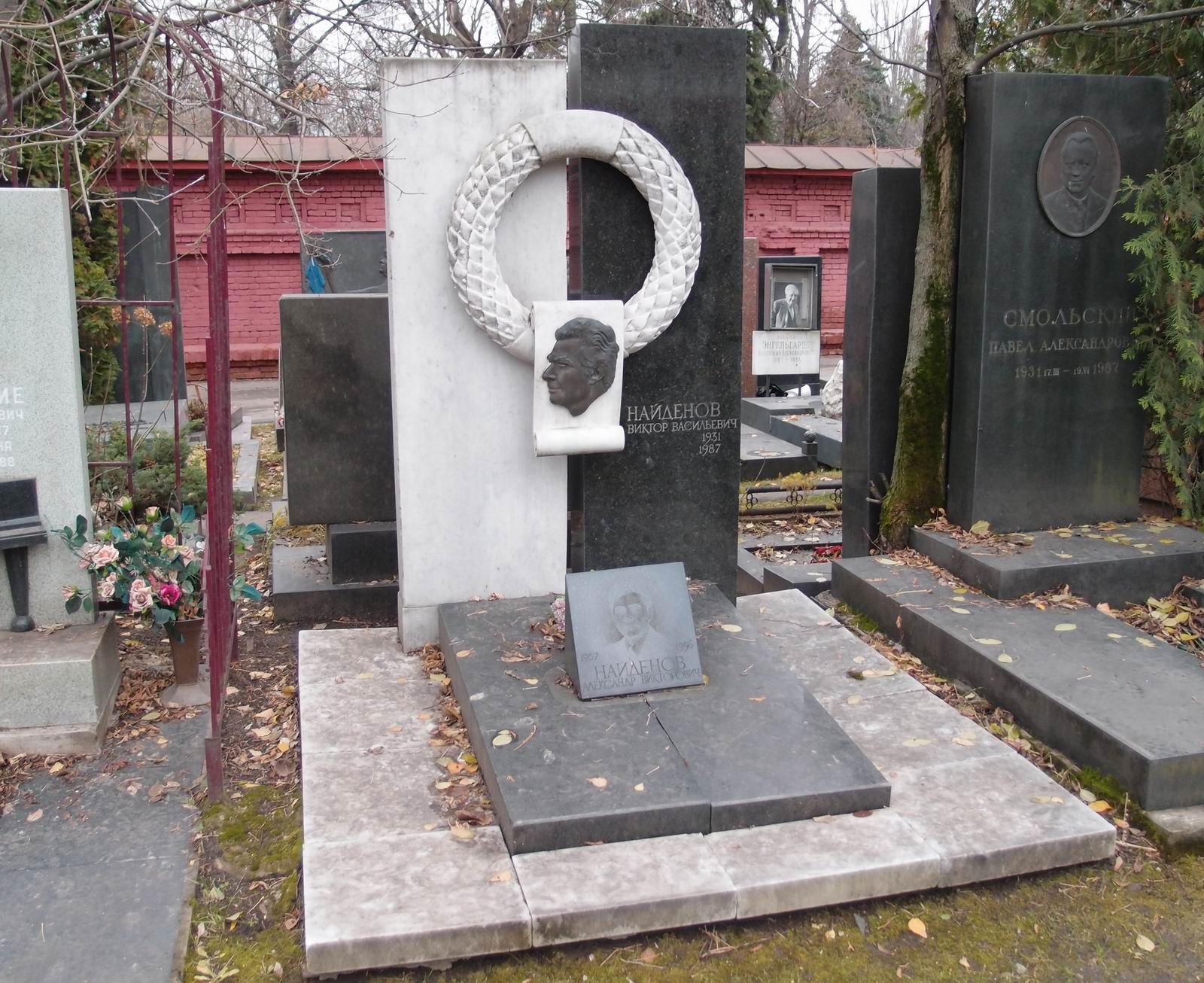 Памятник на могиле Найдёнова В.В. (1931-1987), ск. З.Церетели, на Новодевичьем кладбище (10-4-8).