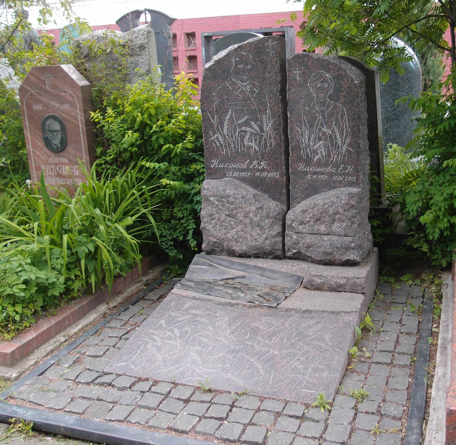 Памятник на могиле Никонова В.П. (1929–1993), на Новодевичьем кладбище (10–7–15).