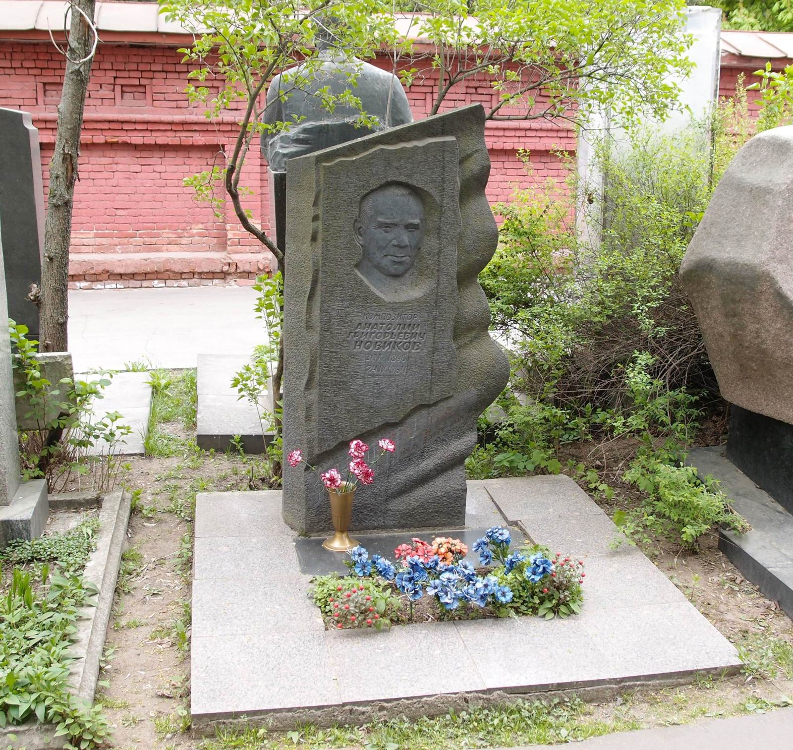 Памятник на могиле Новикова А.Г. (1896-1984), ск. И.Казанский, на Новодевичьем кладбище (10-2-13).