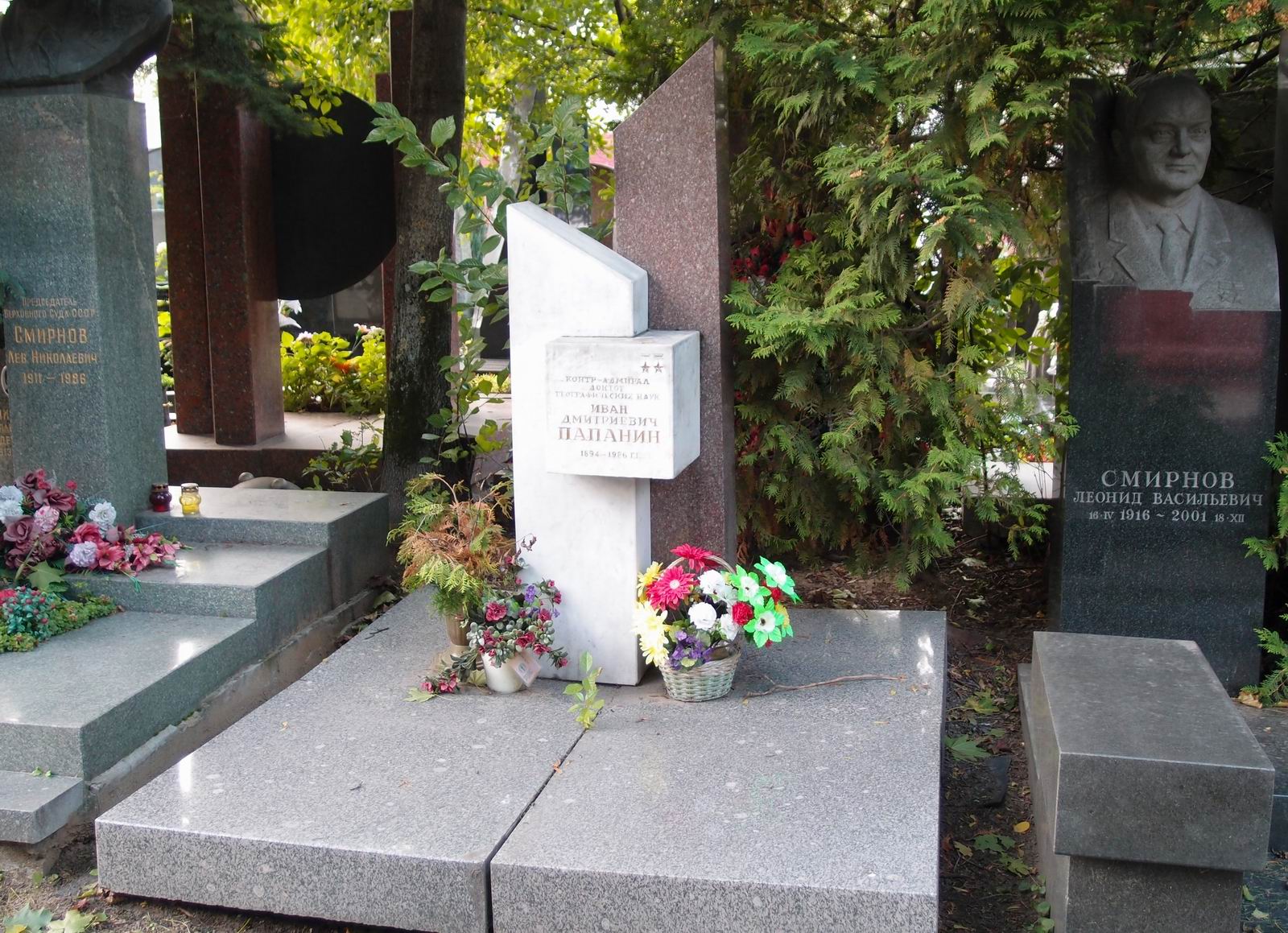 Памятник на могиле Папанина И.Д. (1894-1986), на Новодевичьем кладбище (10-3-12).