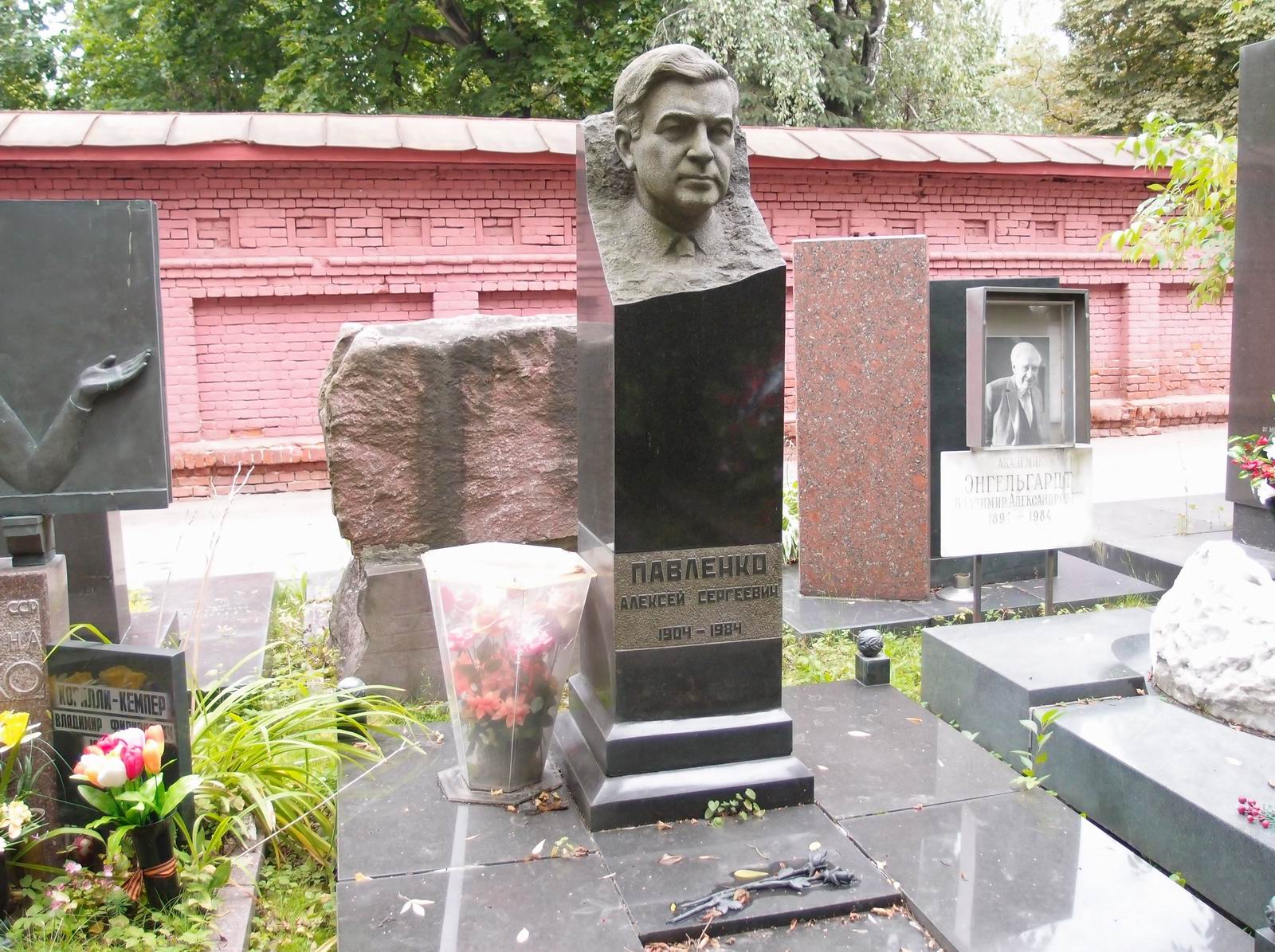 Памятник на могиле Павленко А.С. (1904-1984), ск. П.Шапиро, арх. А.Гераскин, на Новодевичьем кладбище (10-2-9).