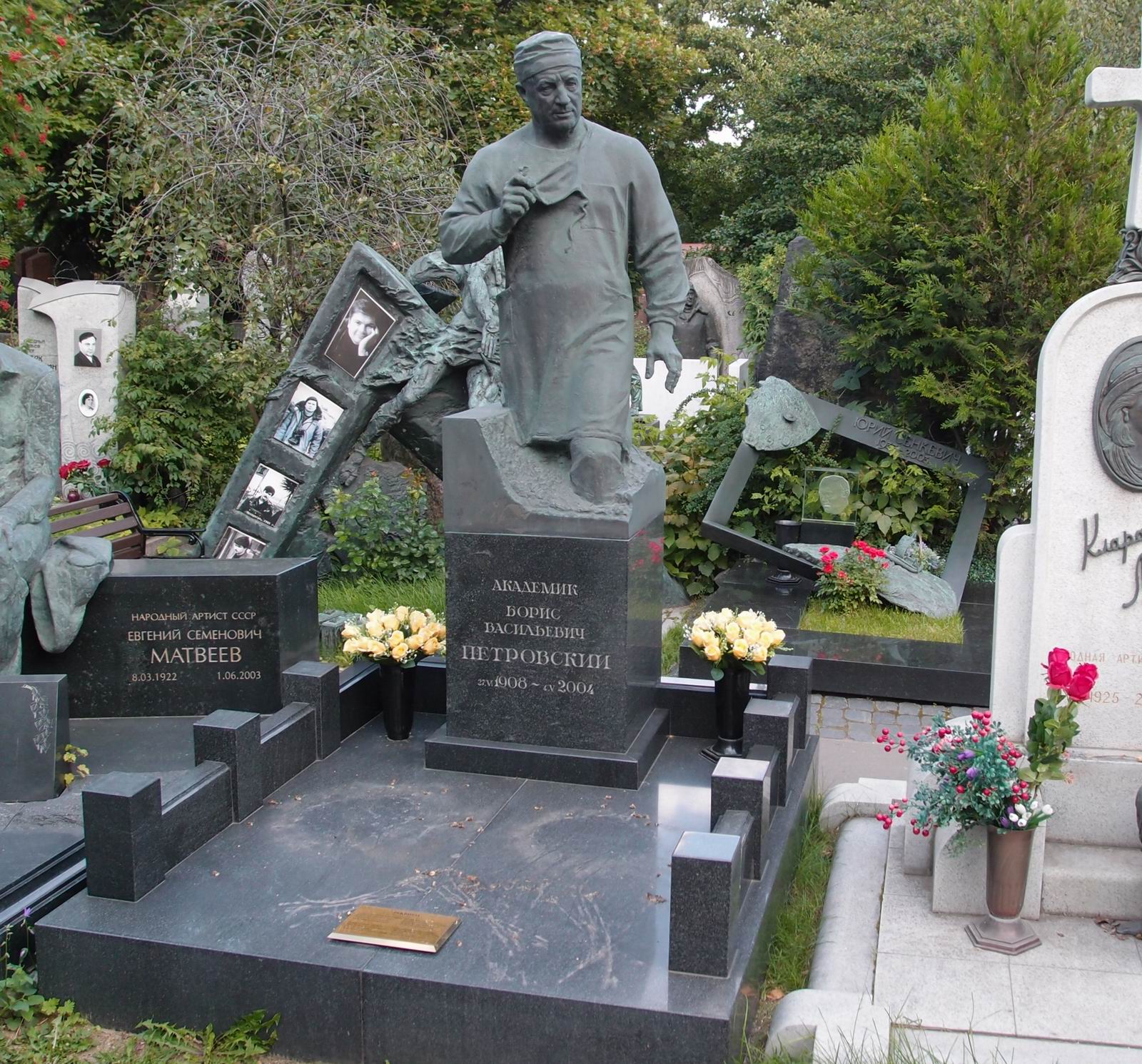 Памятник на могиле Петровского Б.В. (1908-2004), ск. И.Яворский, А.Демин, на Новодевичьем кладбище (10-9-12).
