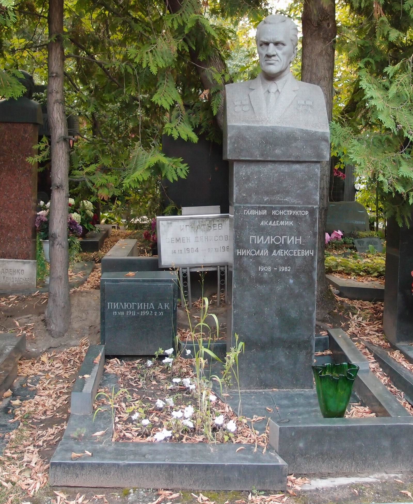 Памятник на могиле Пилюгина Н.А. (1908-1982), ск. В.Никифоров, на Новодевичьем кладбище (10-1-3).