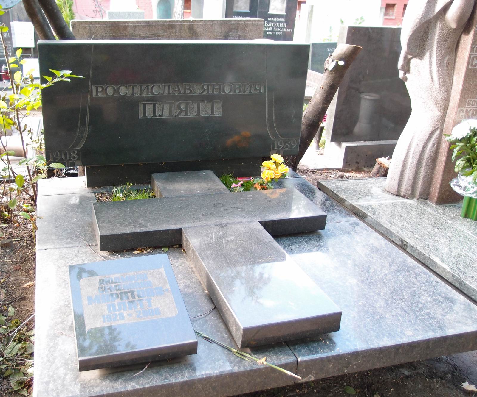 Памятник на могиле Плятта Р.Я. (1908-1989), арх. Е.Капелиович, на Новодевичьем кладбище (10-5-12).