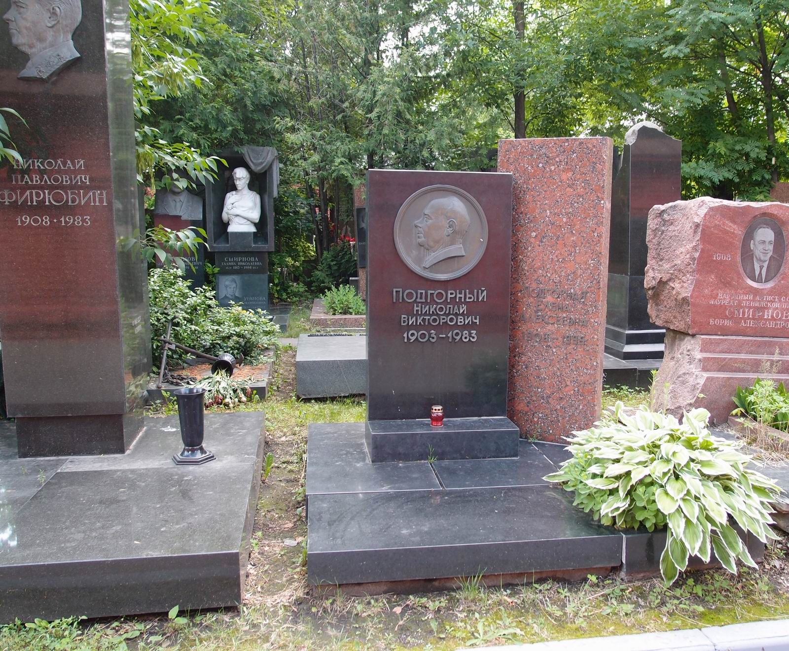 Памятник на могиле Подгорного Н.В. (1903–1983), на Новодевичьем кладбище (10–1–10).