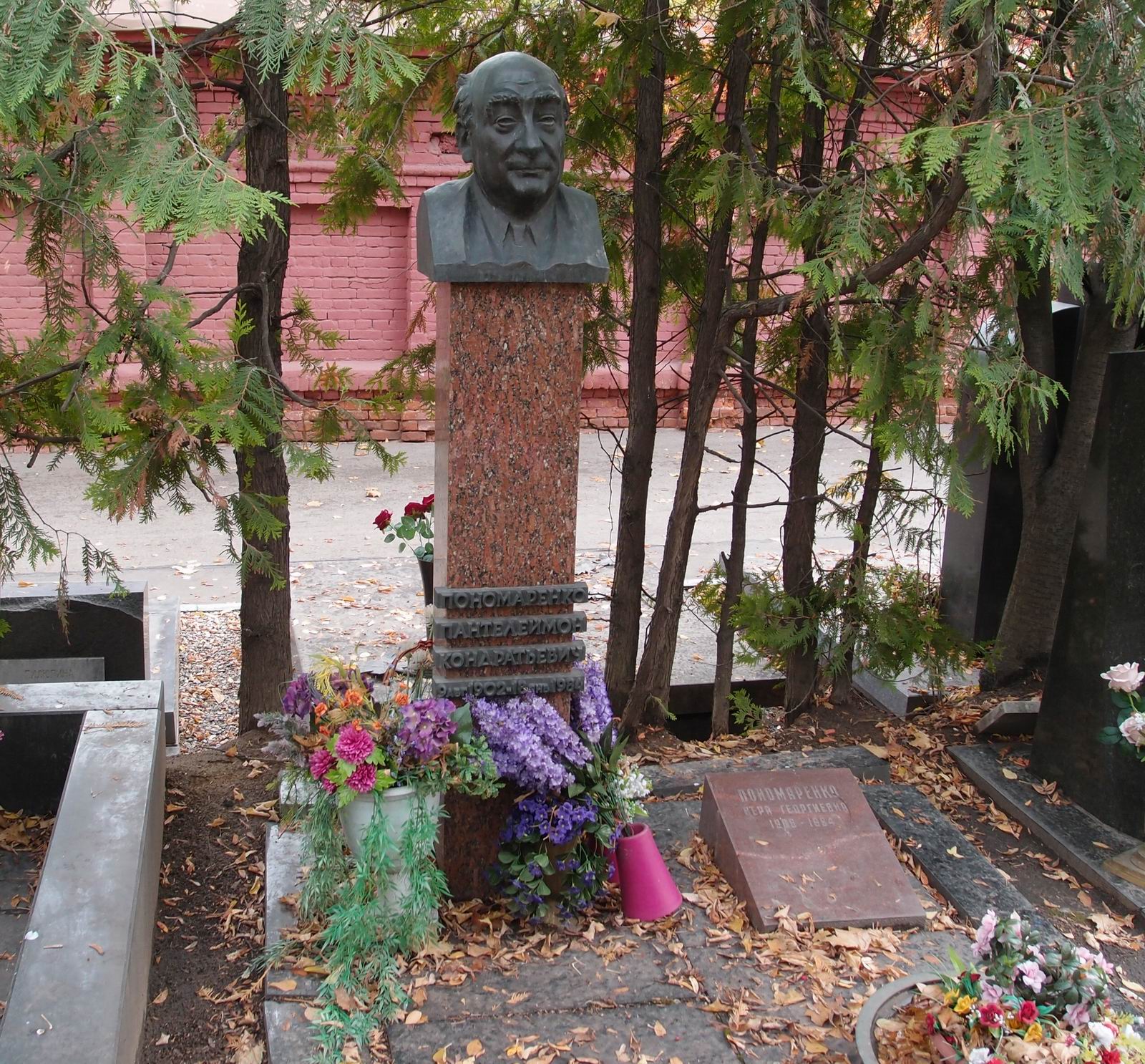 Памятник на могиле Пономаренко П.К. (1902-1984), ск. В.Цигаль, арх. Р.Кананин, на Новодевичьем кладбище (10-2-4).
