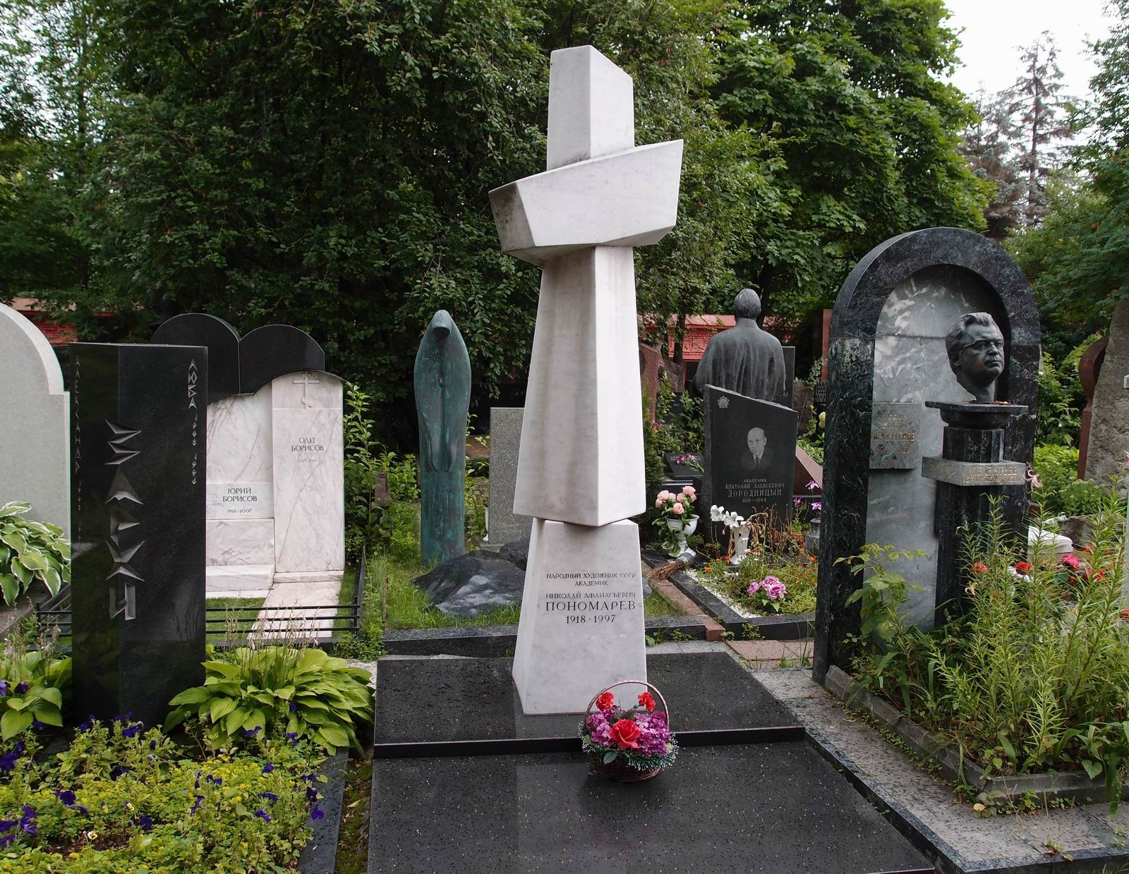 Памятник на могиле Пономарёва Н.А. (1918-1997), на Новодевичьем кладбище (10-9-5).