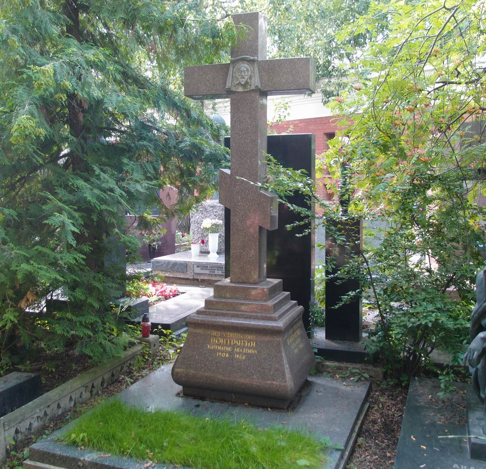 Памятник на могиле Понтрягина Л.С. (1908-1988), ск. В.Клыков, на Новодевичьем кладбище (10-5-3).