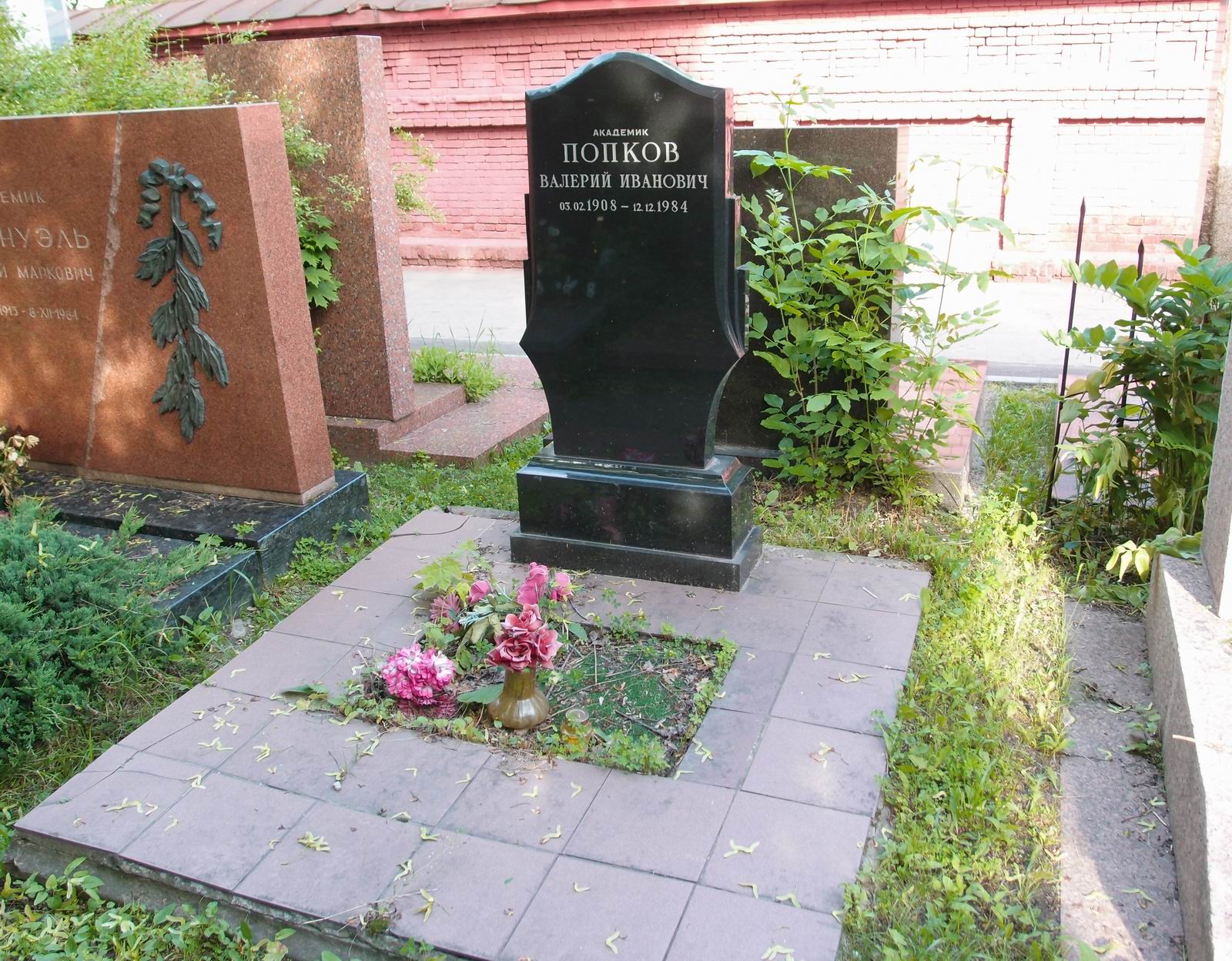 Памятник на могиле Попкова В.И. (1908-1984), на Новодевичьем кладбище (10-2-16).