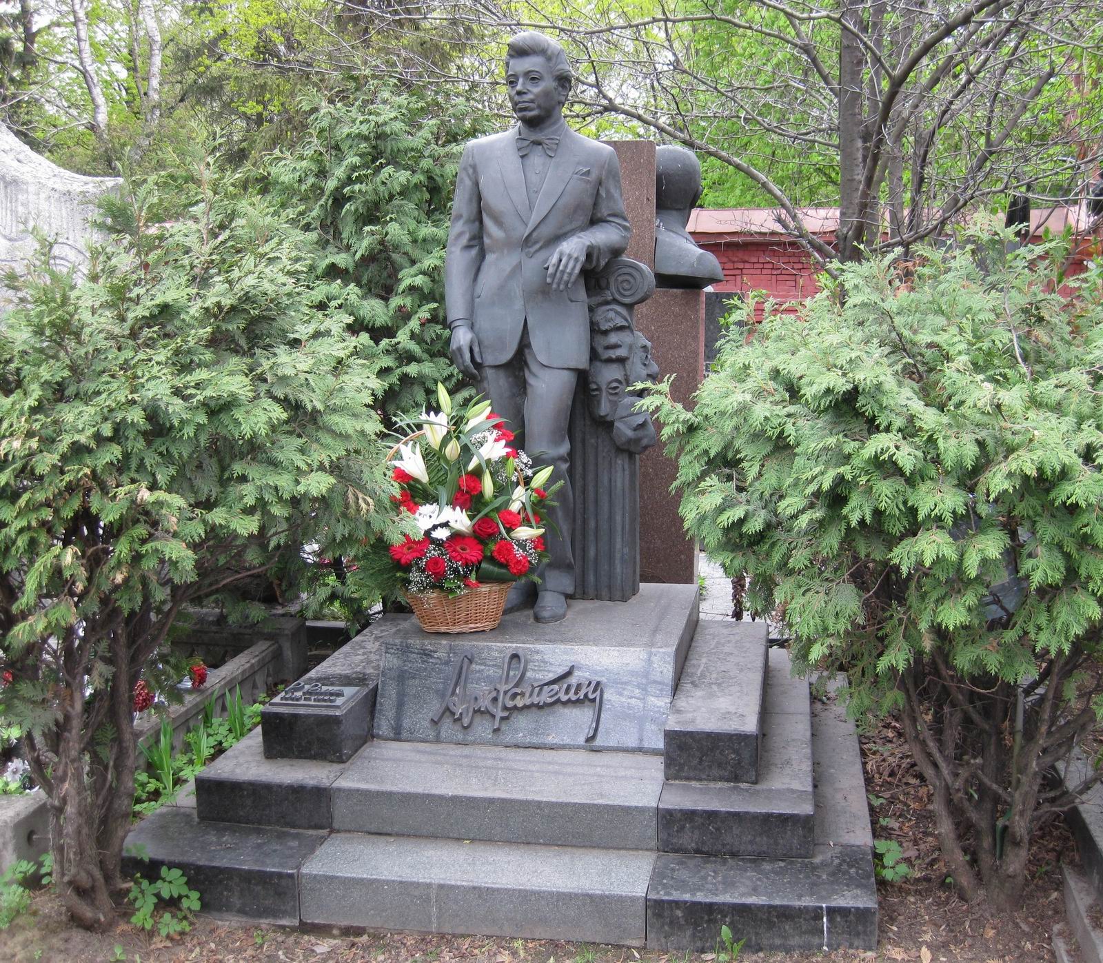 Памятник на могиле Райкина А.И. (1911-1987), ск. Д.Народицкий, арх. Ю.Вознесенский, на Новодевичьем кладбище (10-4-19).