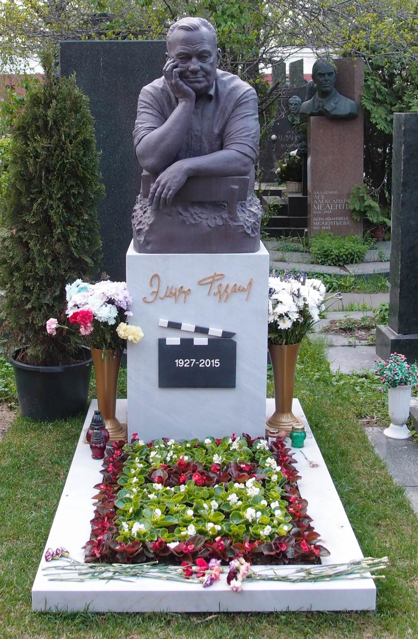 Памятник на могиле Рязанова Э.А. (1927–2015), ск. Важа Микаберидзе (Prasto), на Новодевичьем кладбище (10–1–20). Нажмите левую кнопку мыши чтобы увидеть фрагмент памятника.