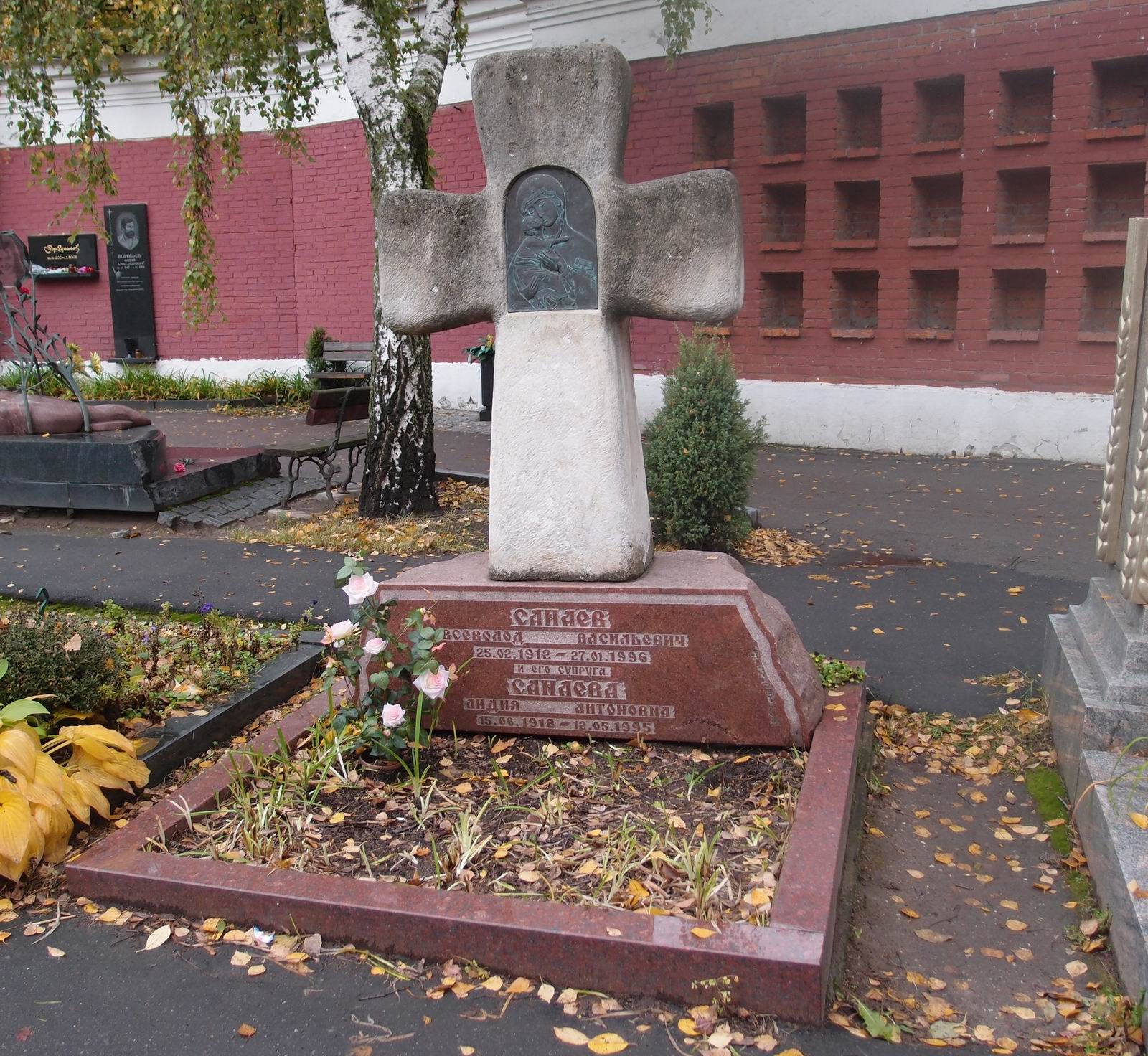 Памятник на могиле Санаева В.В. (1912-1996), на Новодевичьем кладбище (10-9-3).