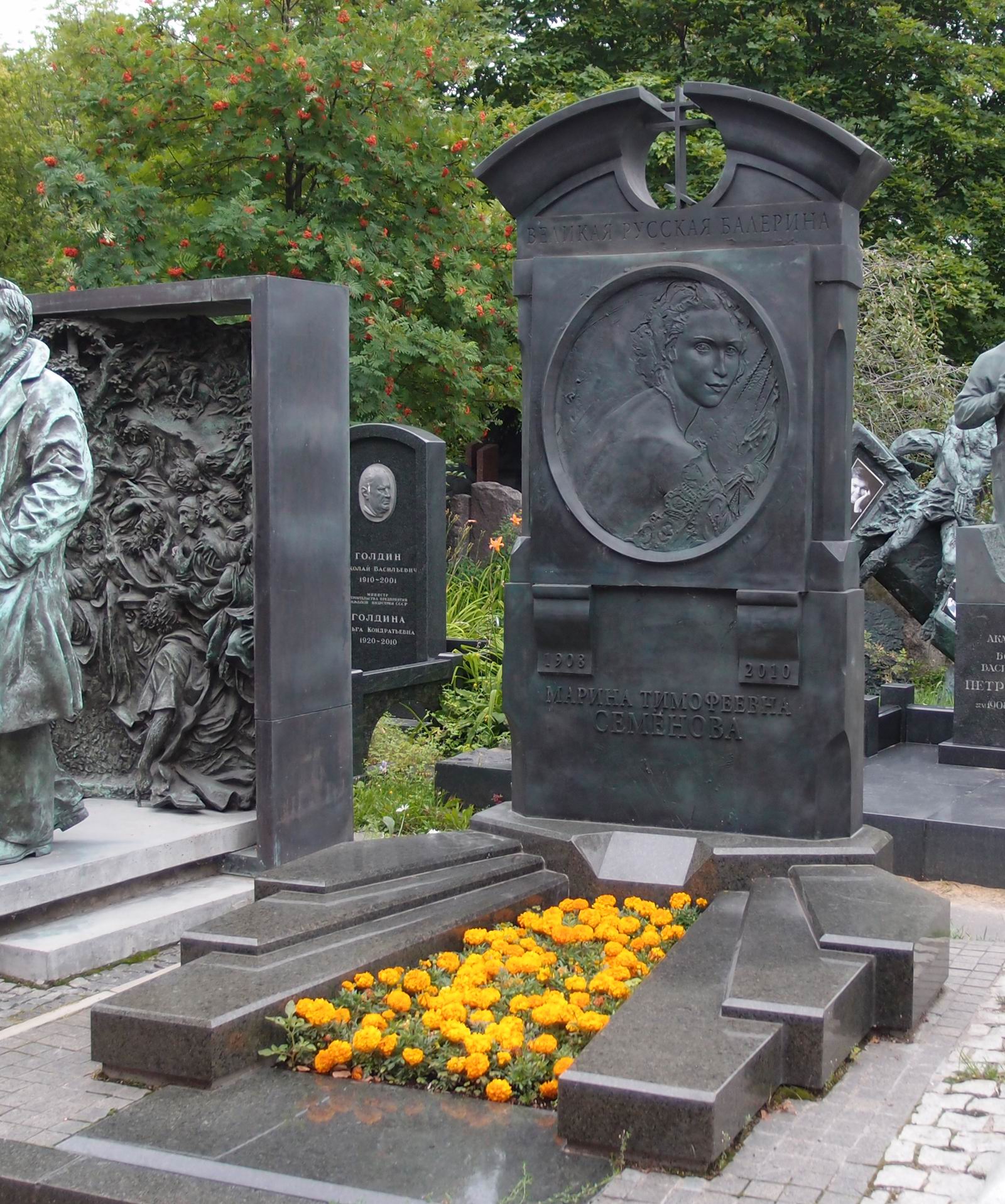 Памятник на могиле Семёновой М.Т. (1908-2010), ск. А.Рукавишников, на Новодевичьем кладбище (10-10-6).