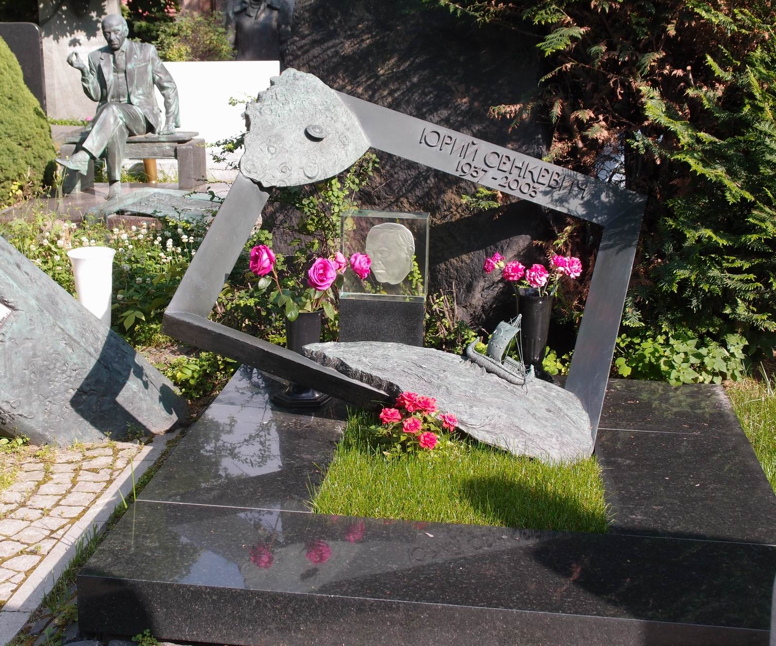 Памятник на могиле Сенкевича Ю.А. (1937-2003), ск. Ю.Чернов, арх. В.Бухаев, на Новодевичьем кладбище (10-8-17).