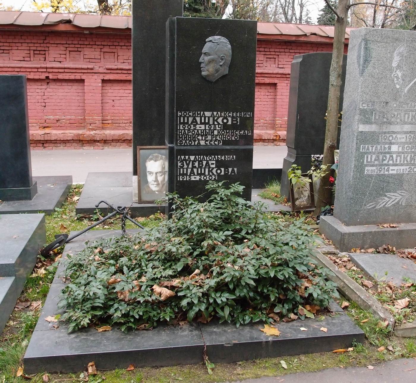 Памятник на могиле Шашкова З.А. (1905-1984), ск. Е.Преображенская, арх. А.Кравченко, на Новодевичьем кладбище (10-2-11).