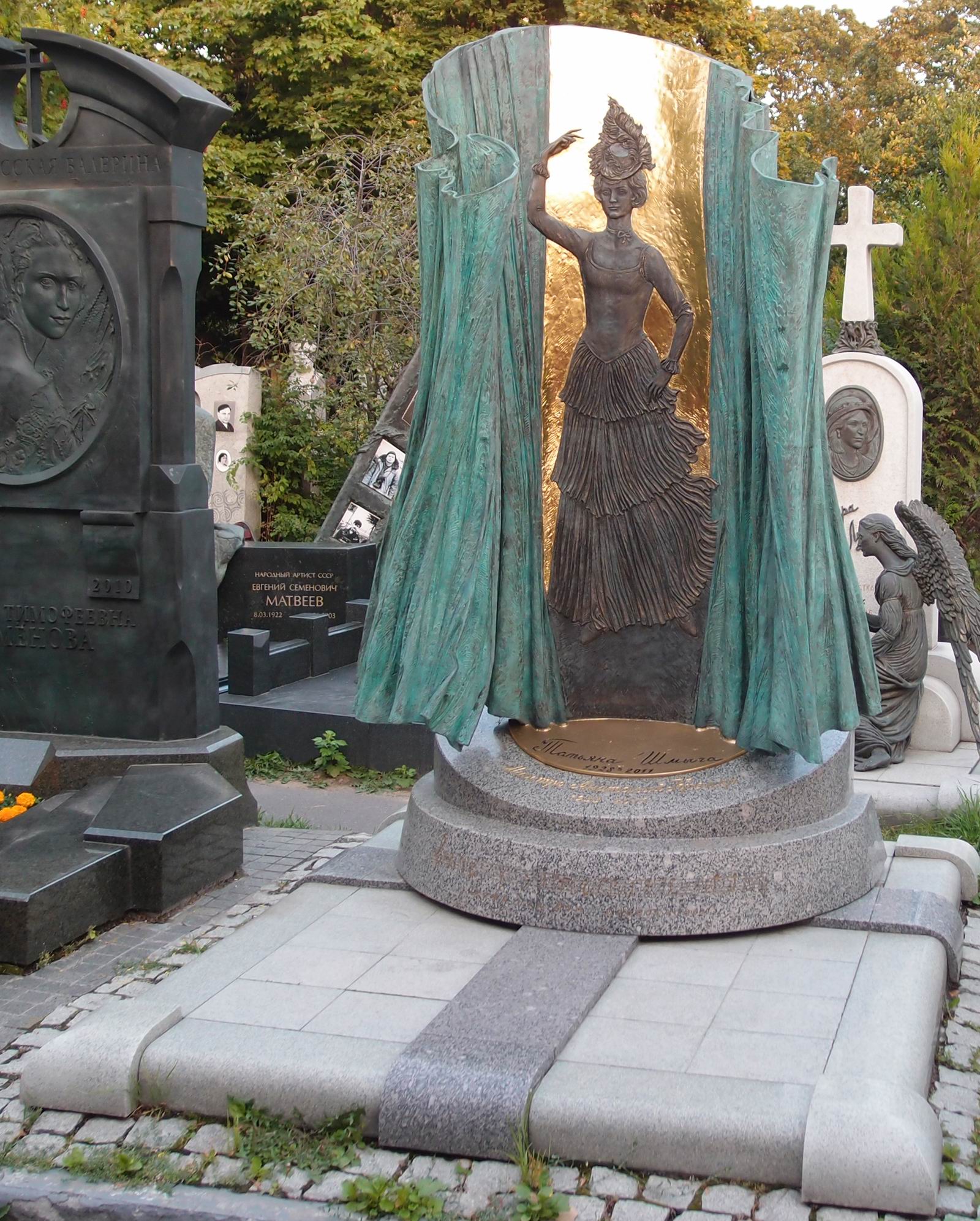 Памятник на могиле Шмыги Т.И. (1928-2011), ск. Д.Успенская, В.Шанов, на Новодевичьем кладбище (10-10-7). Нажмите левую кнопку мыши чтобы увидеть фрагмент памятника.