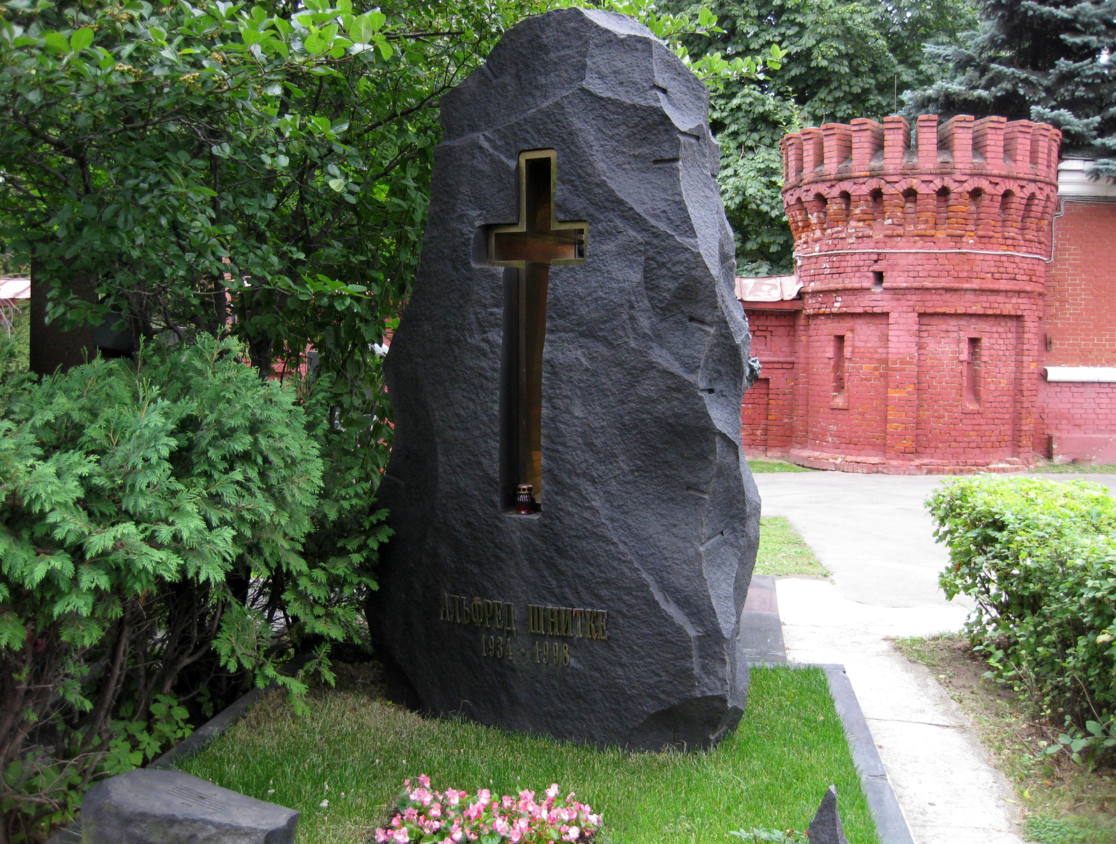Памятник на могиле Шнитке А.Г. (1934-1998), ск. Ю.Мираков, на Новодевичьем кладбище (10-4-20).