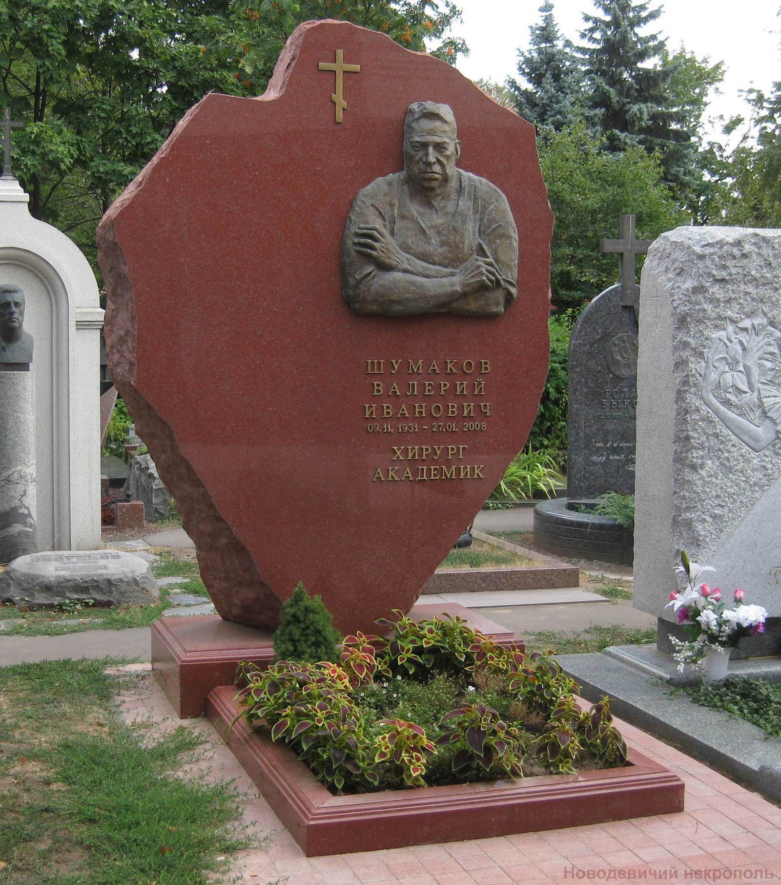 Памятник на могиле Шумакова В.И. (1931-2008), ск. Е.Мунц, арх. А.Фомина, на Новодевичьем кладбище (10-10-2).